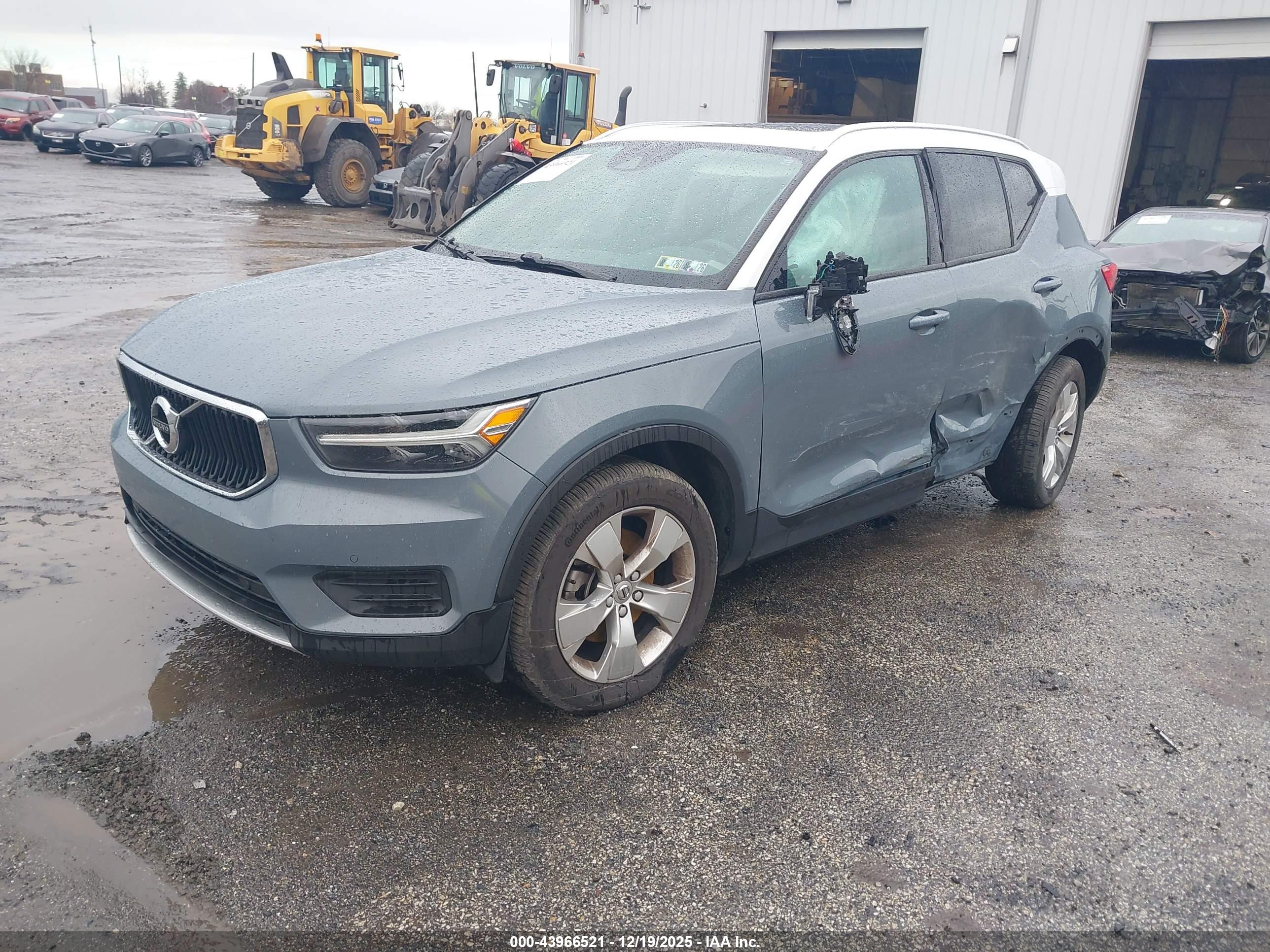 VOLVO XC40 image 2