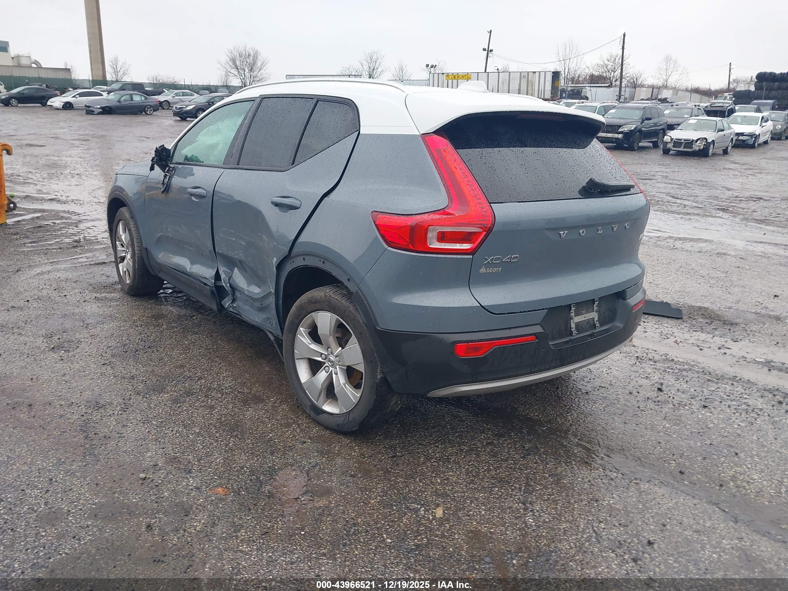 VOLVO XC40 image 3