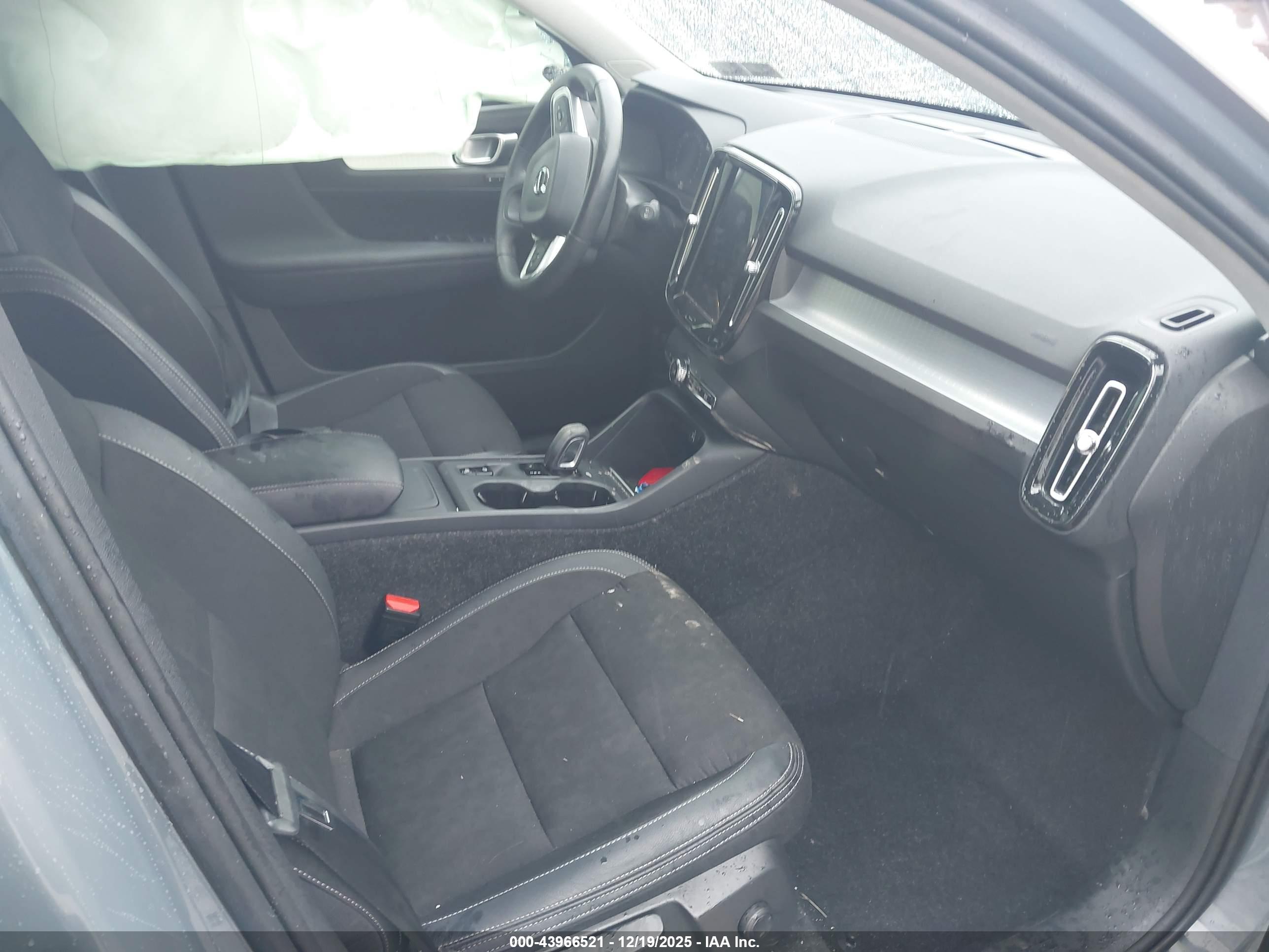 VOLVO XC40 image 5