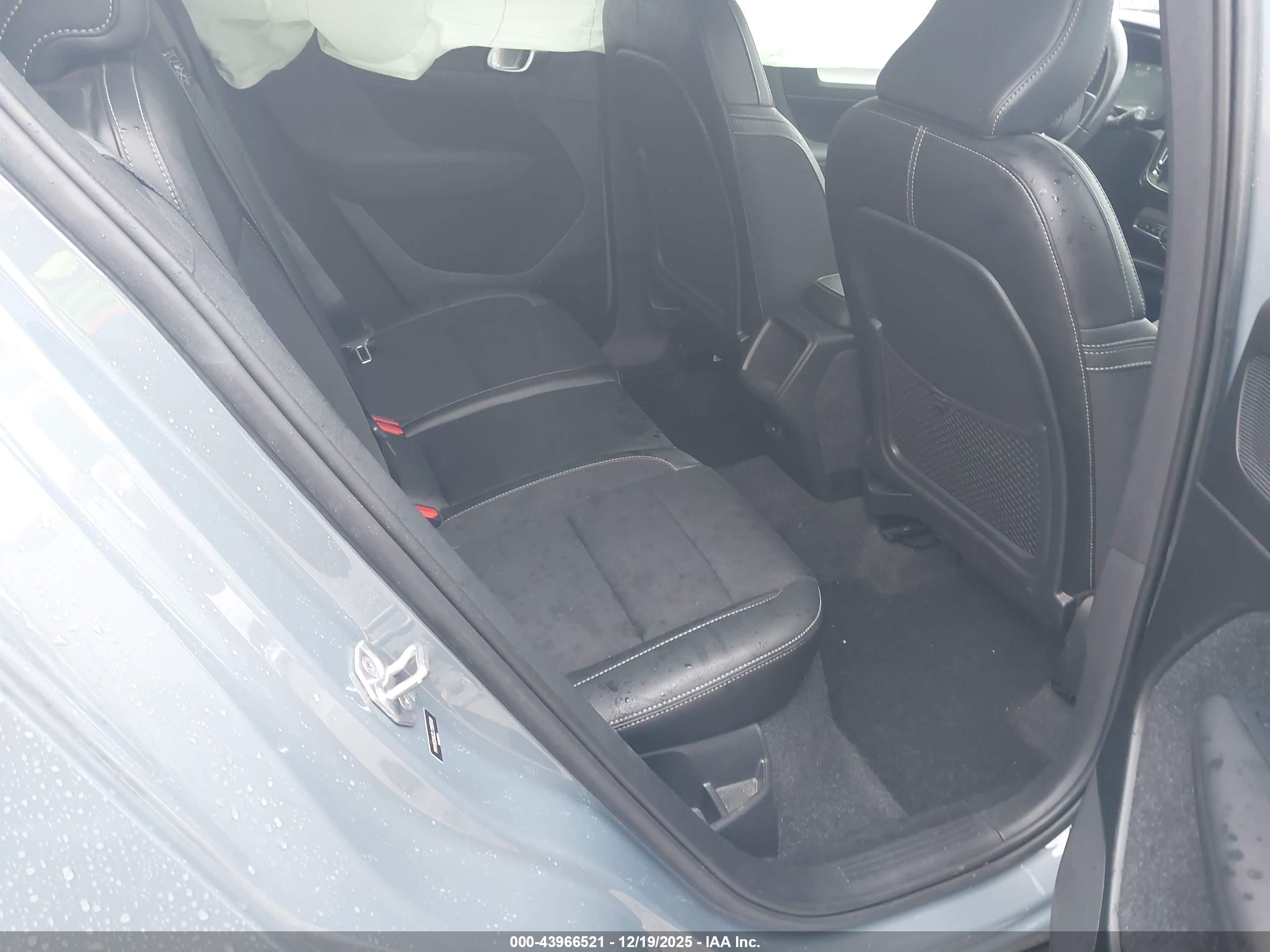 VOLVO XC40 image 8