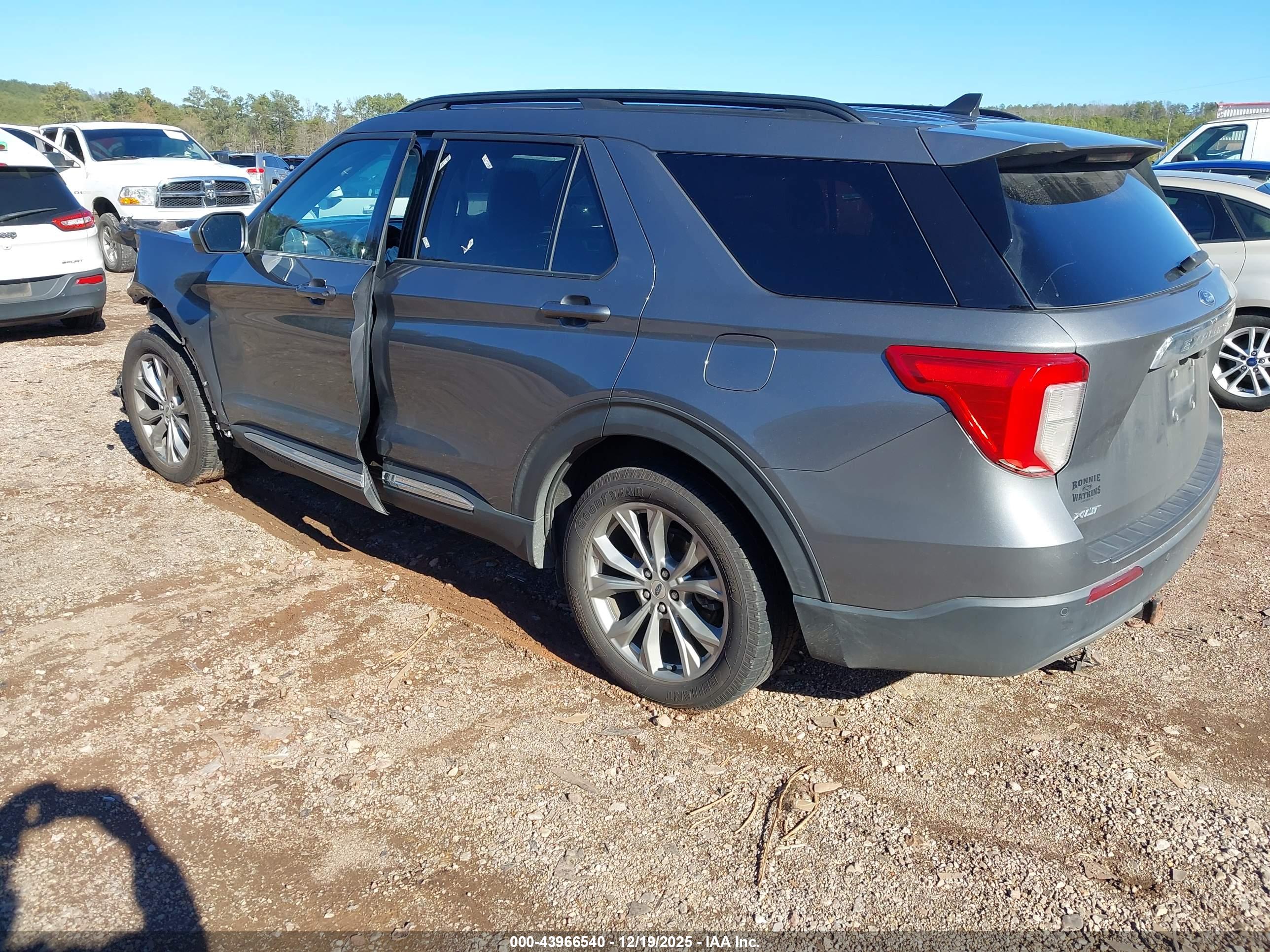 FORD EXPLORER image 3