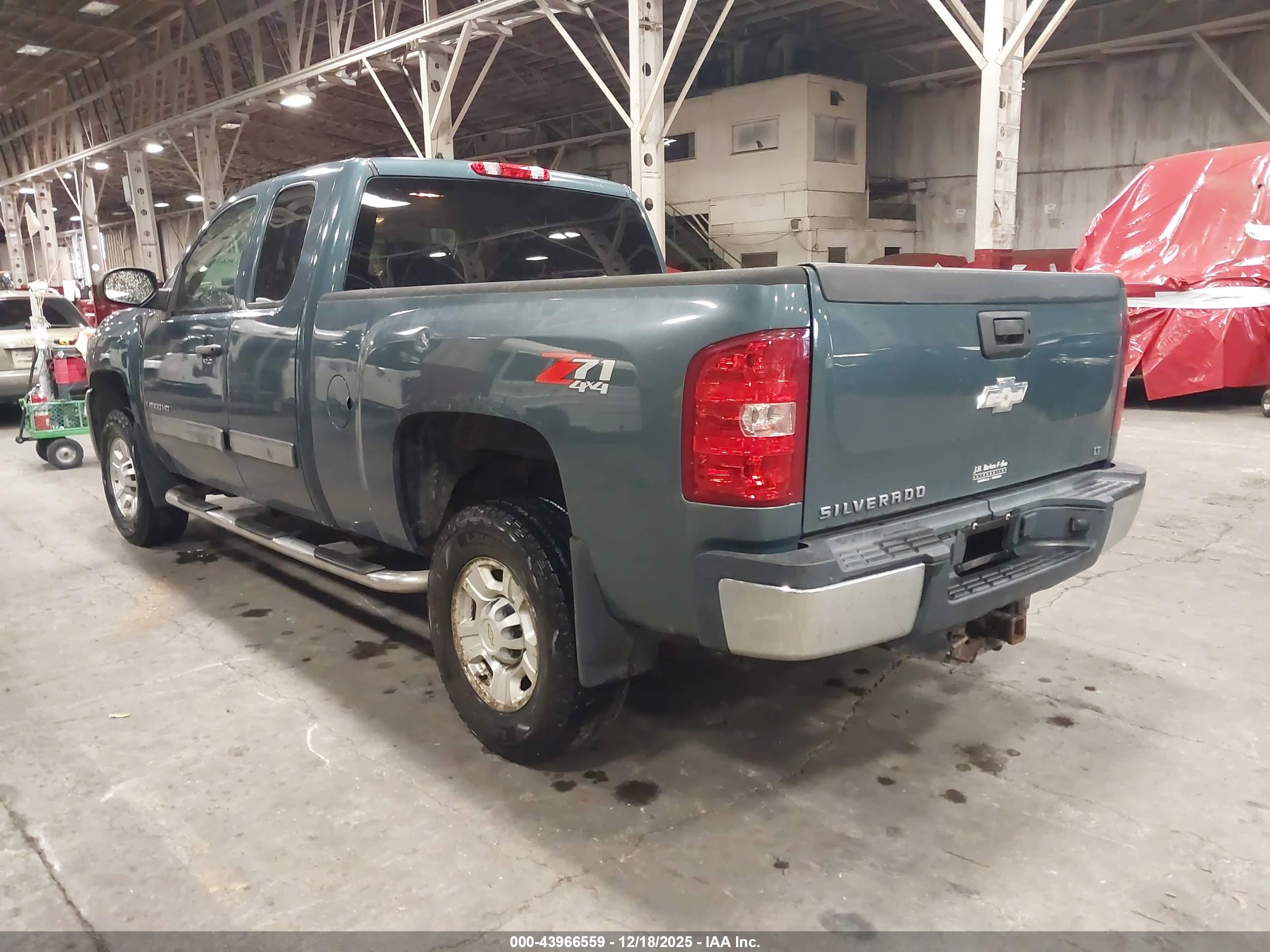 CHEVROLET SILVERADO image 3