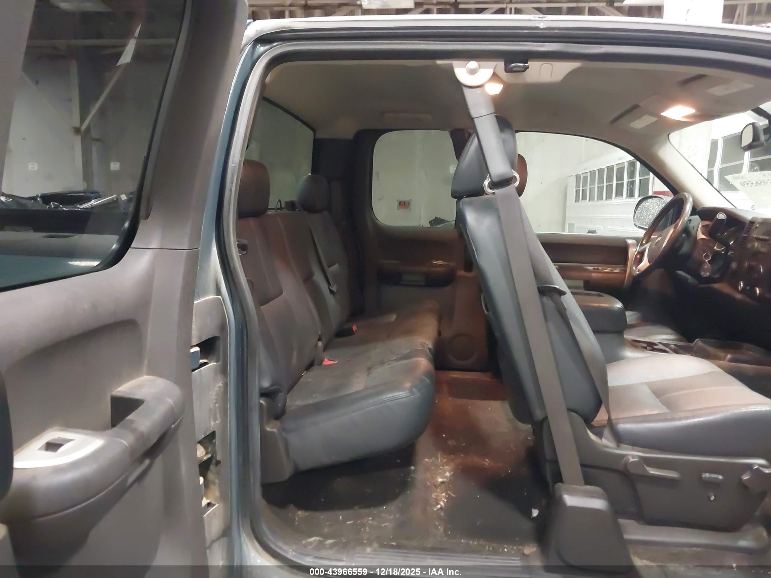 CHEVROLET SILVERADO image 8