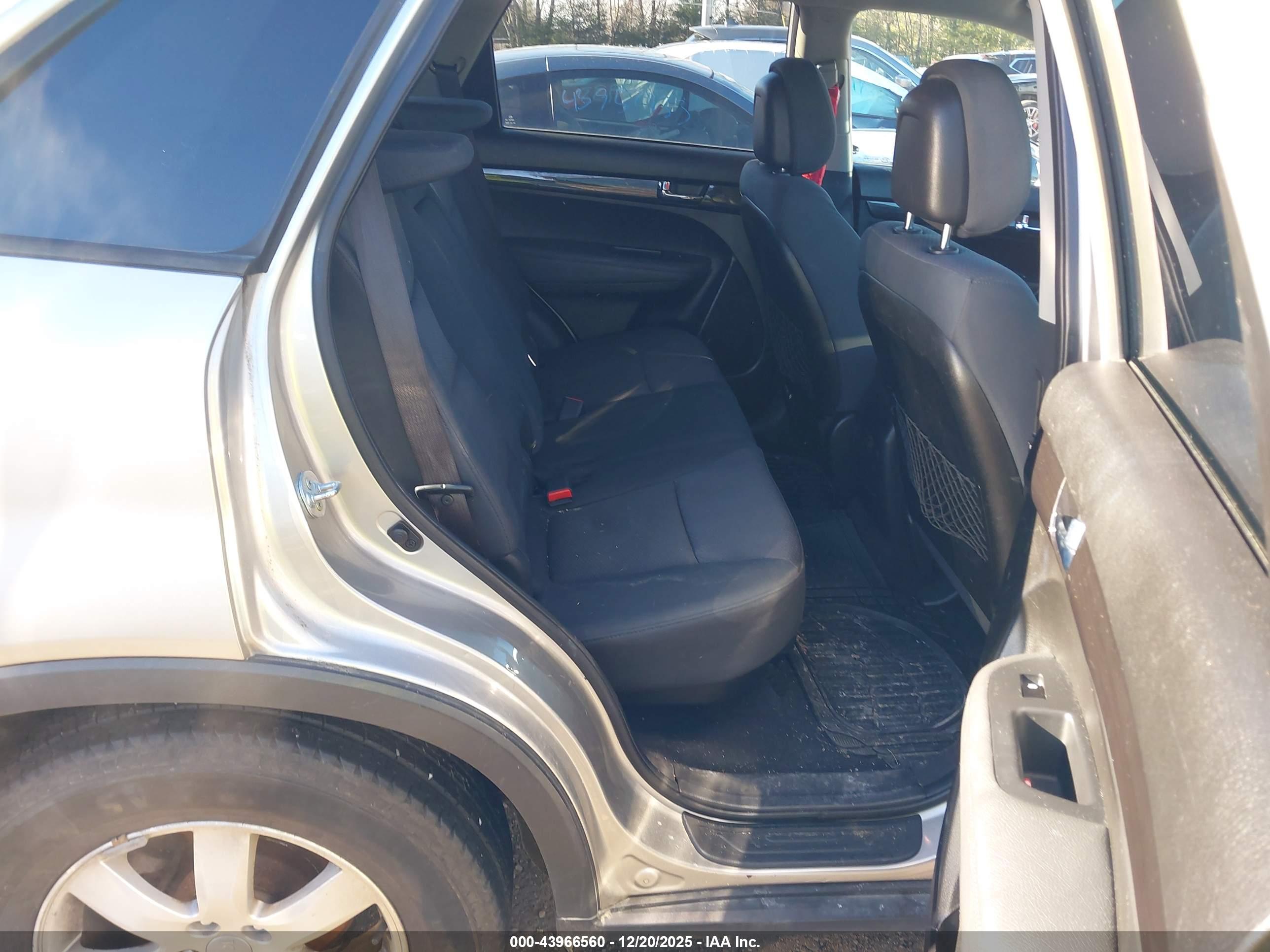 KIA SORENTO image 8