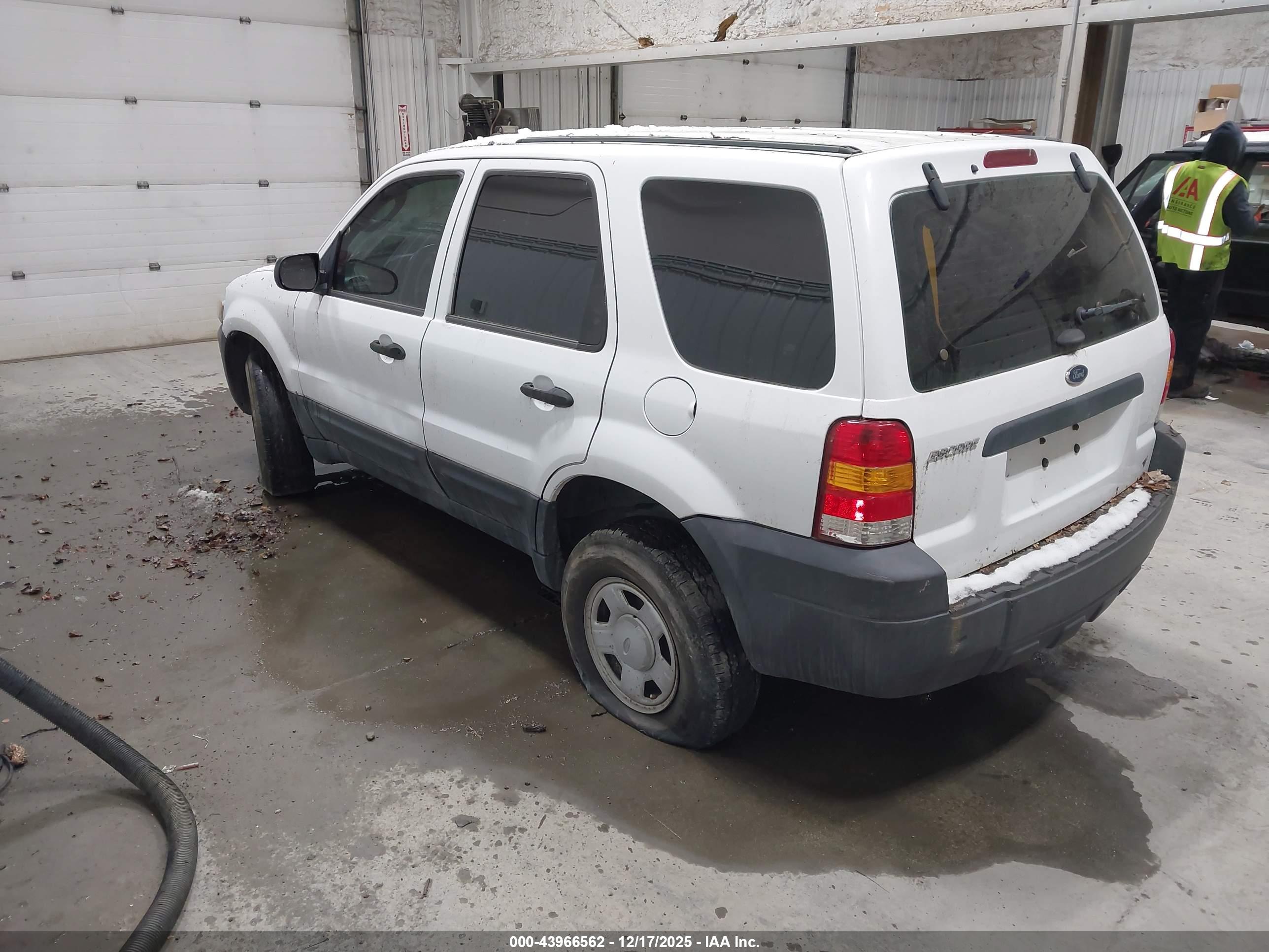 FORD ESCAPE image 3