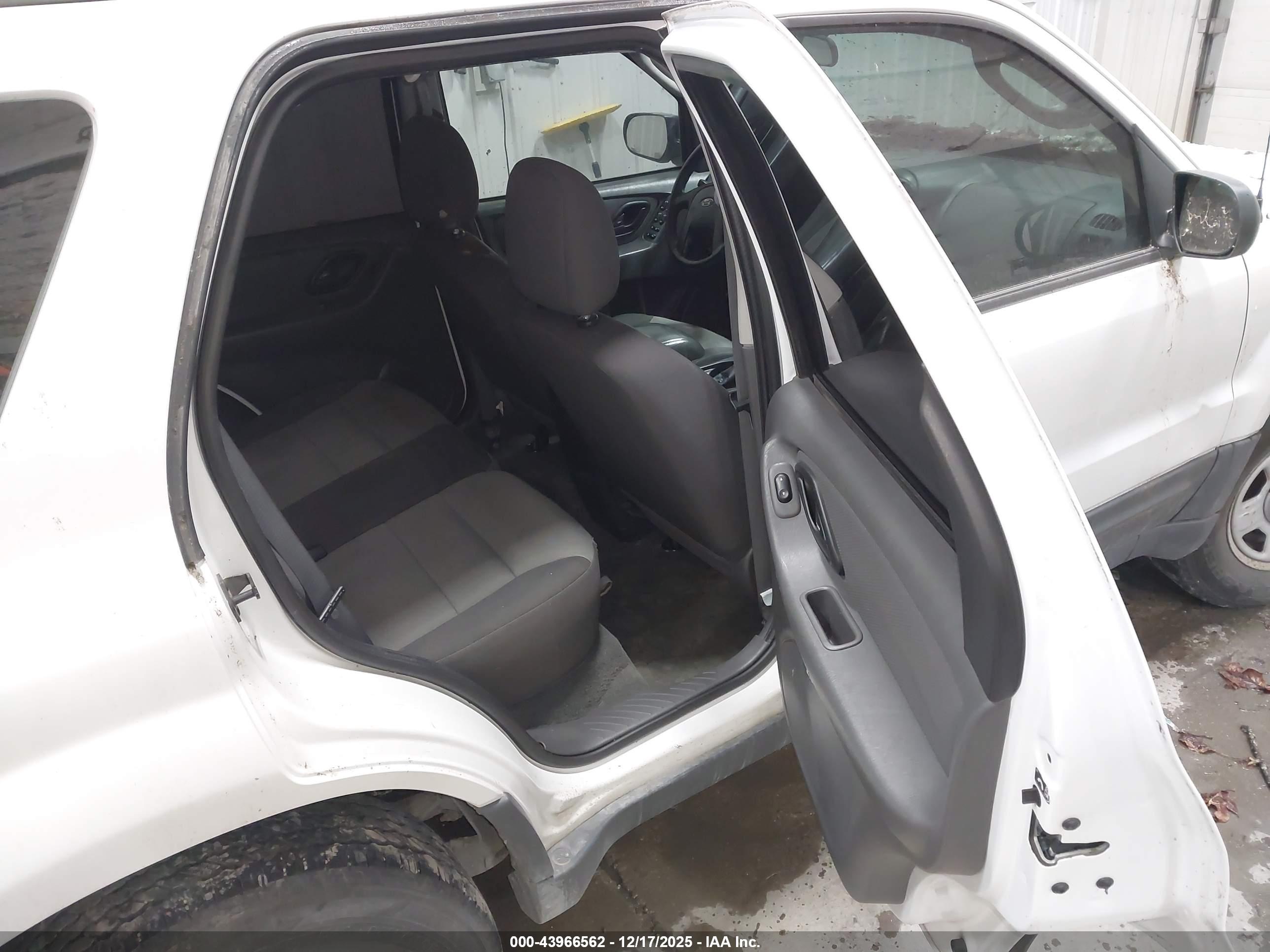 FORD ESCAPE image 8