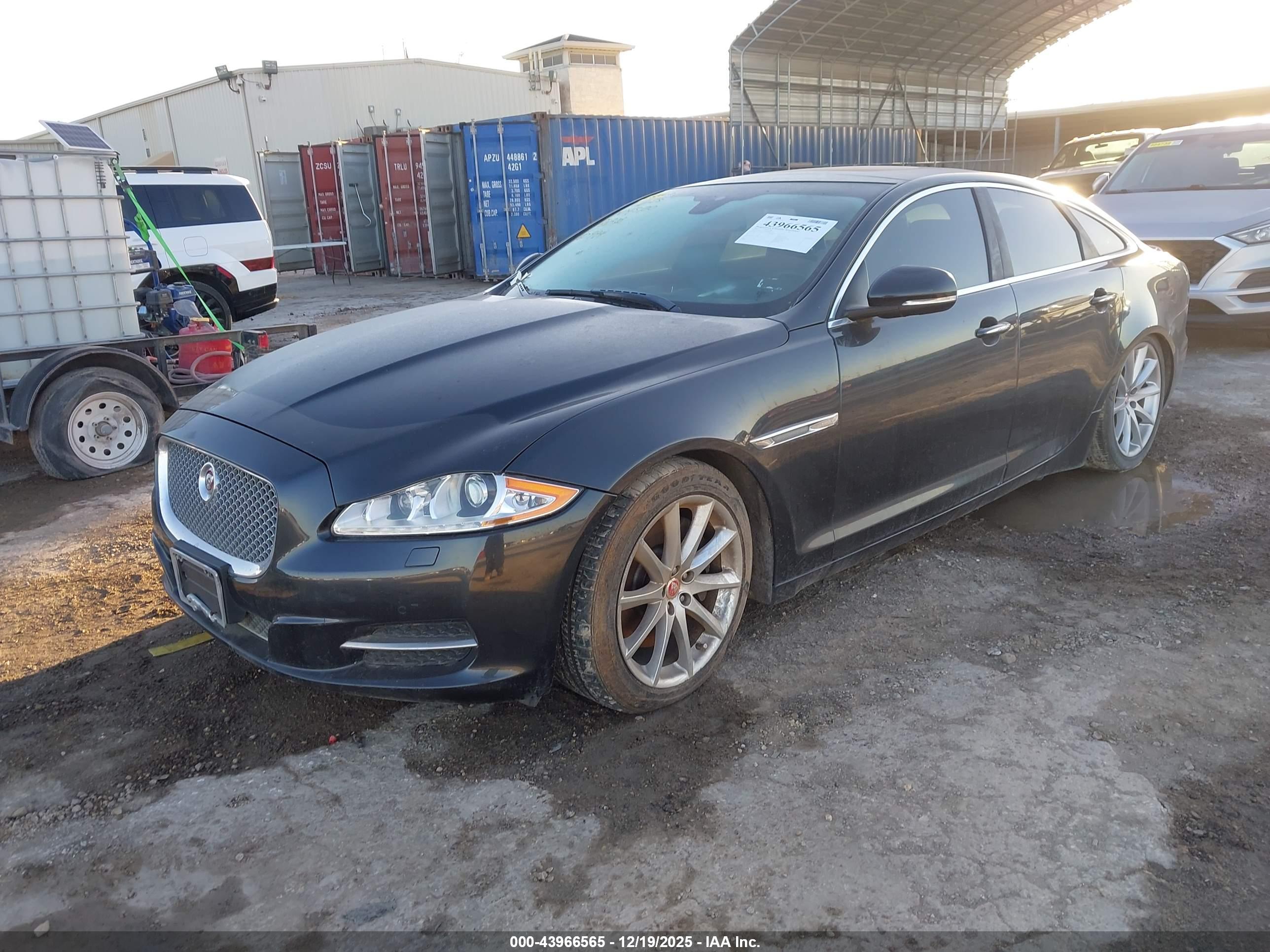 JAGUAR XJ image 2