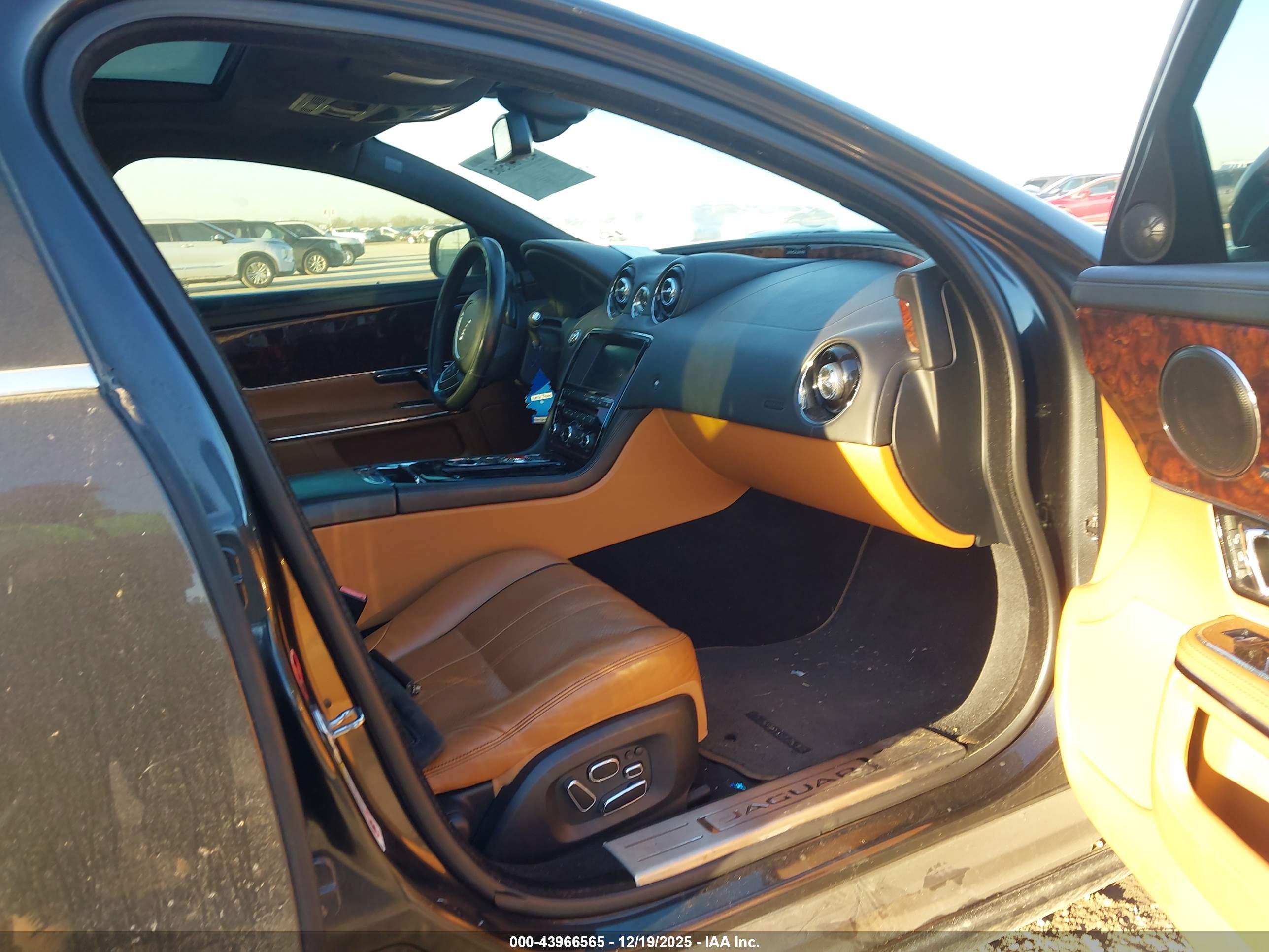 JAGUAR XJ image 5