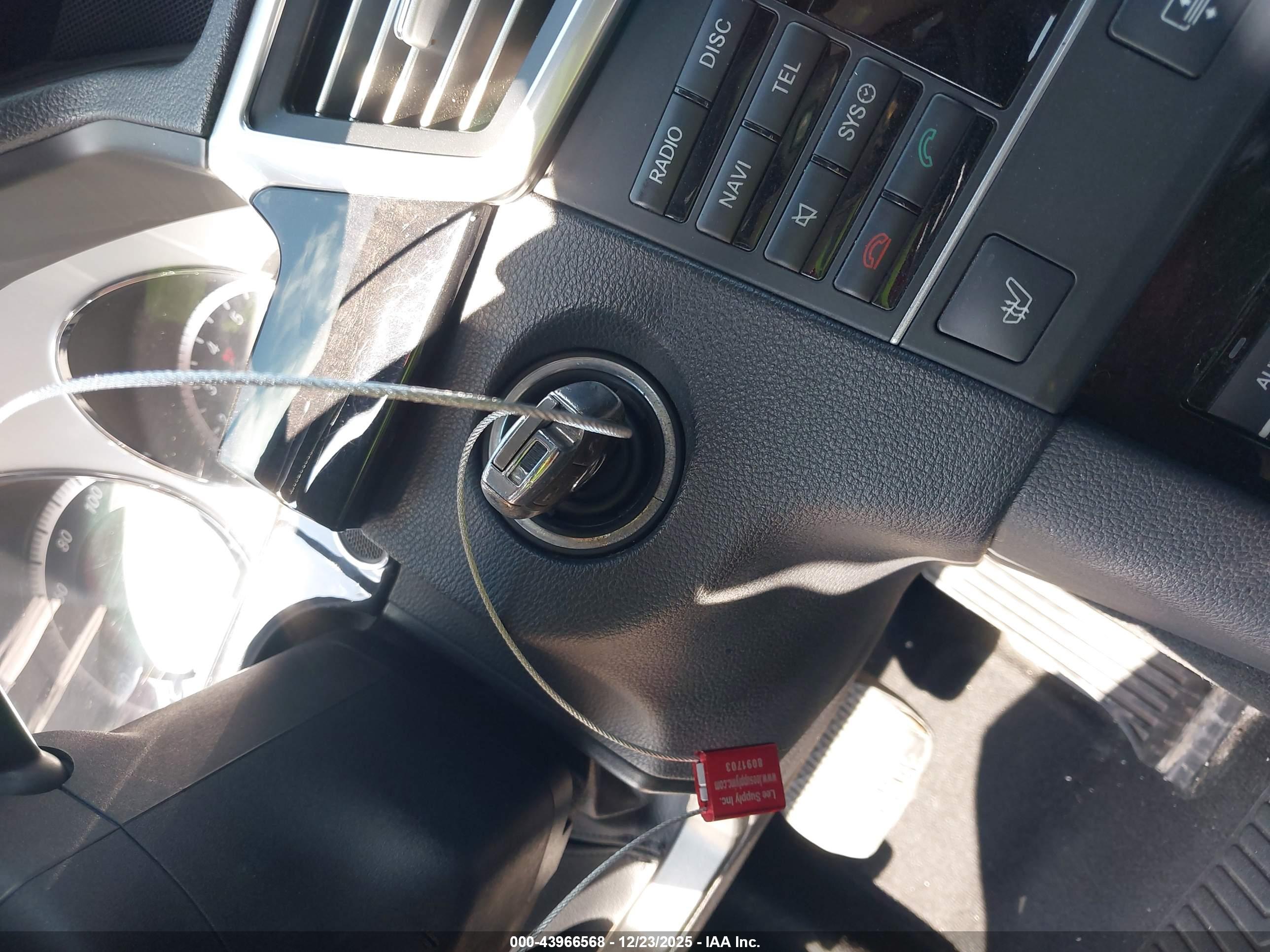 MERCEDES-BENZ E image 11
