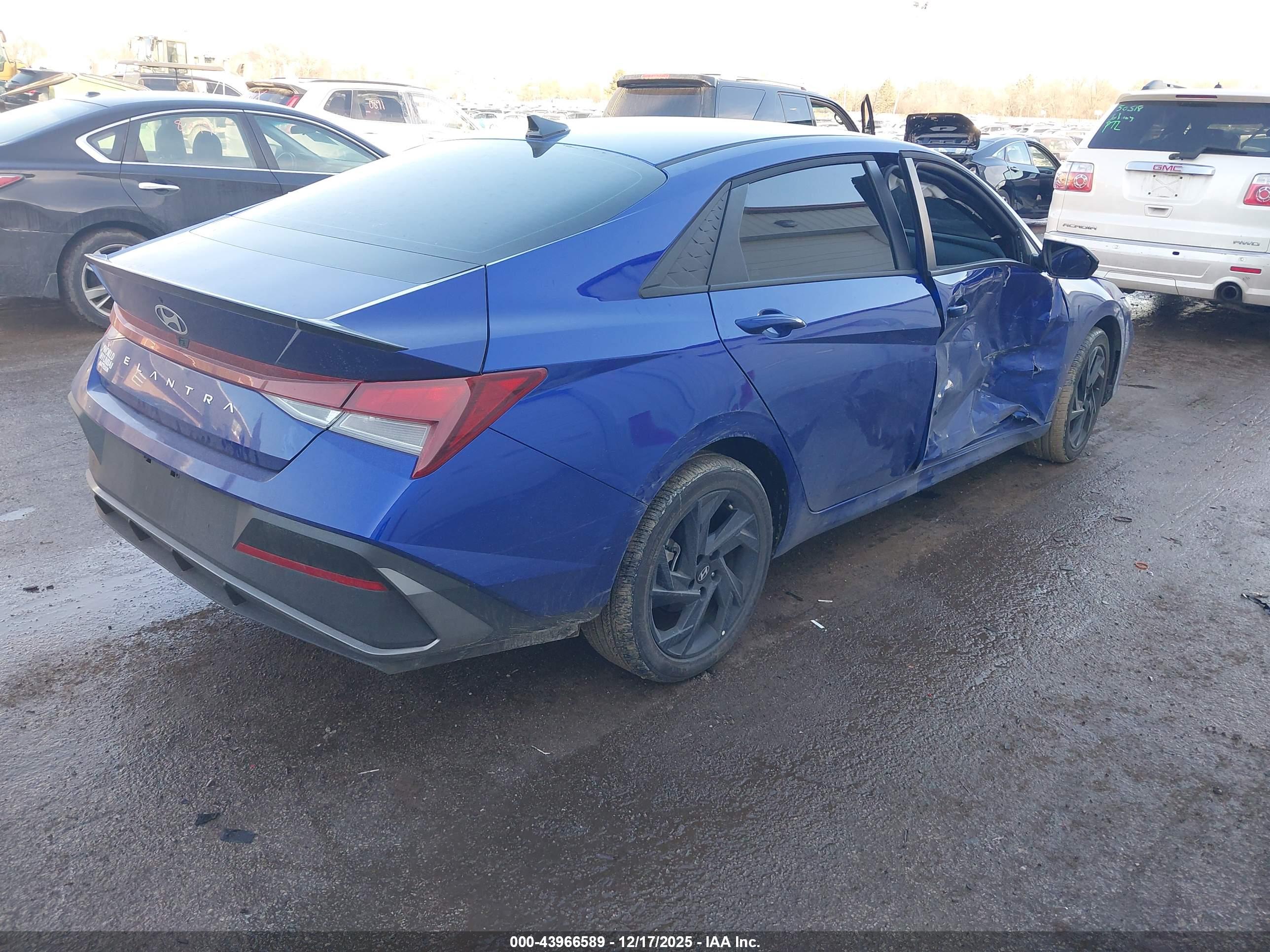 HYUNDAI ELANTRA image 4