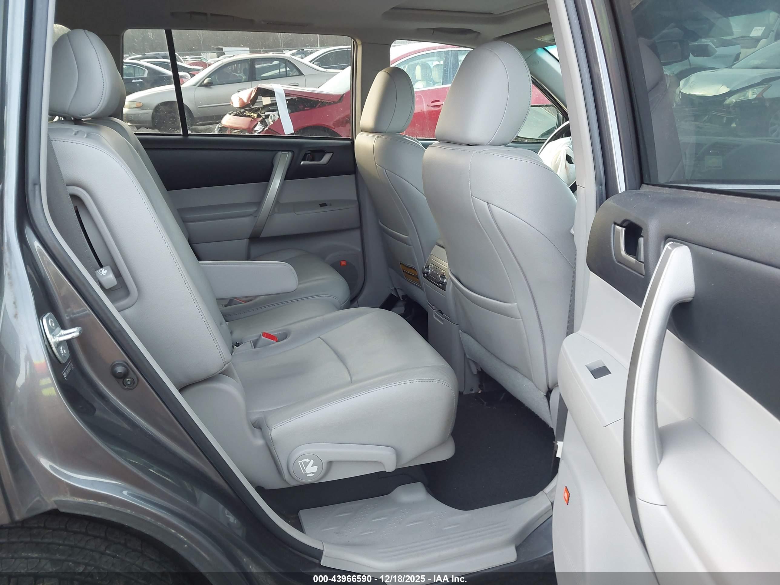 TOYOTA HIGHLANDER image 8