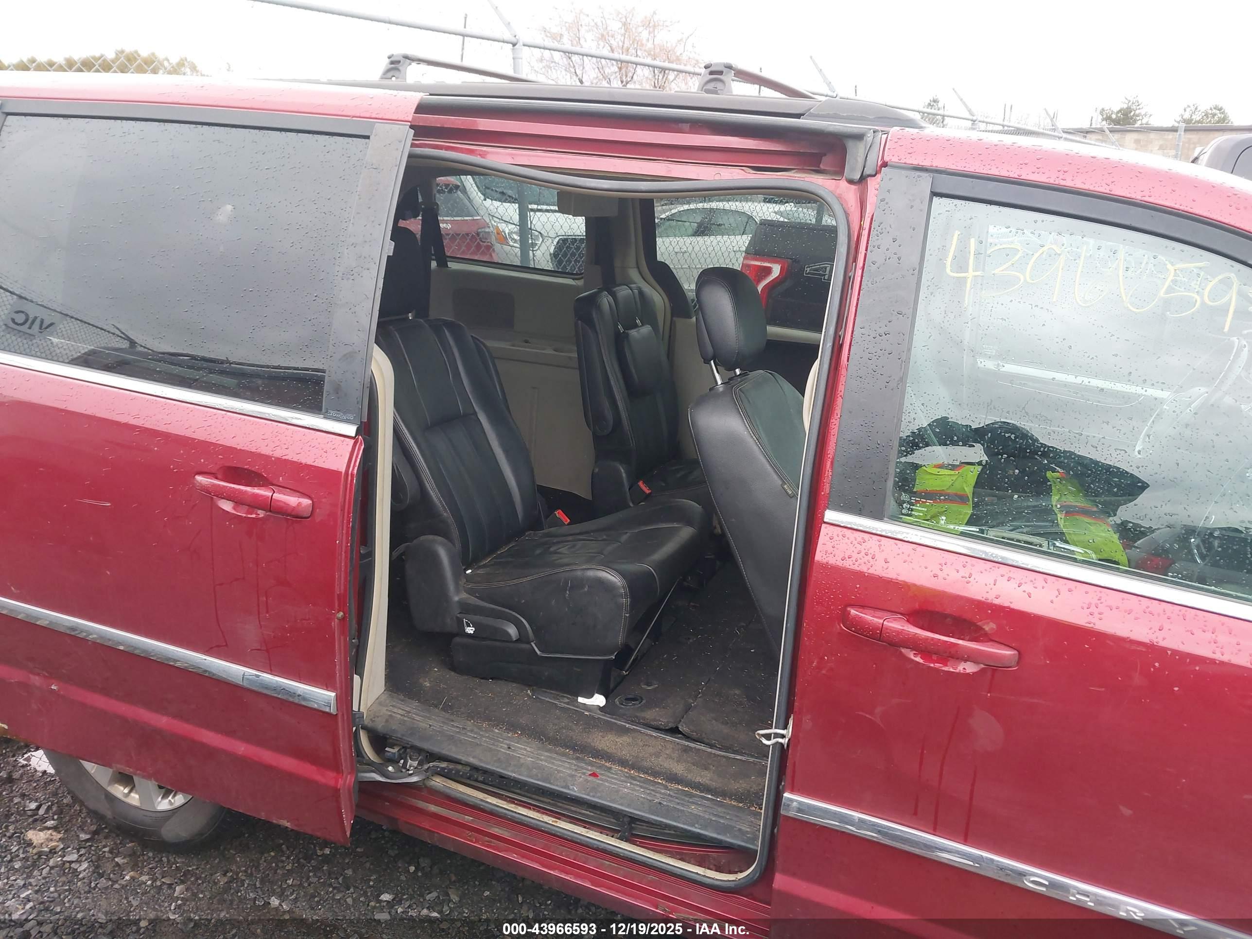CHRYSLER TOWN image 8