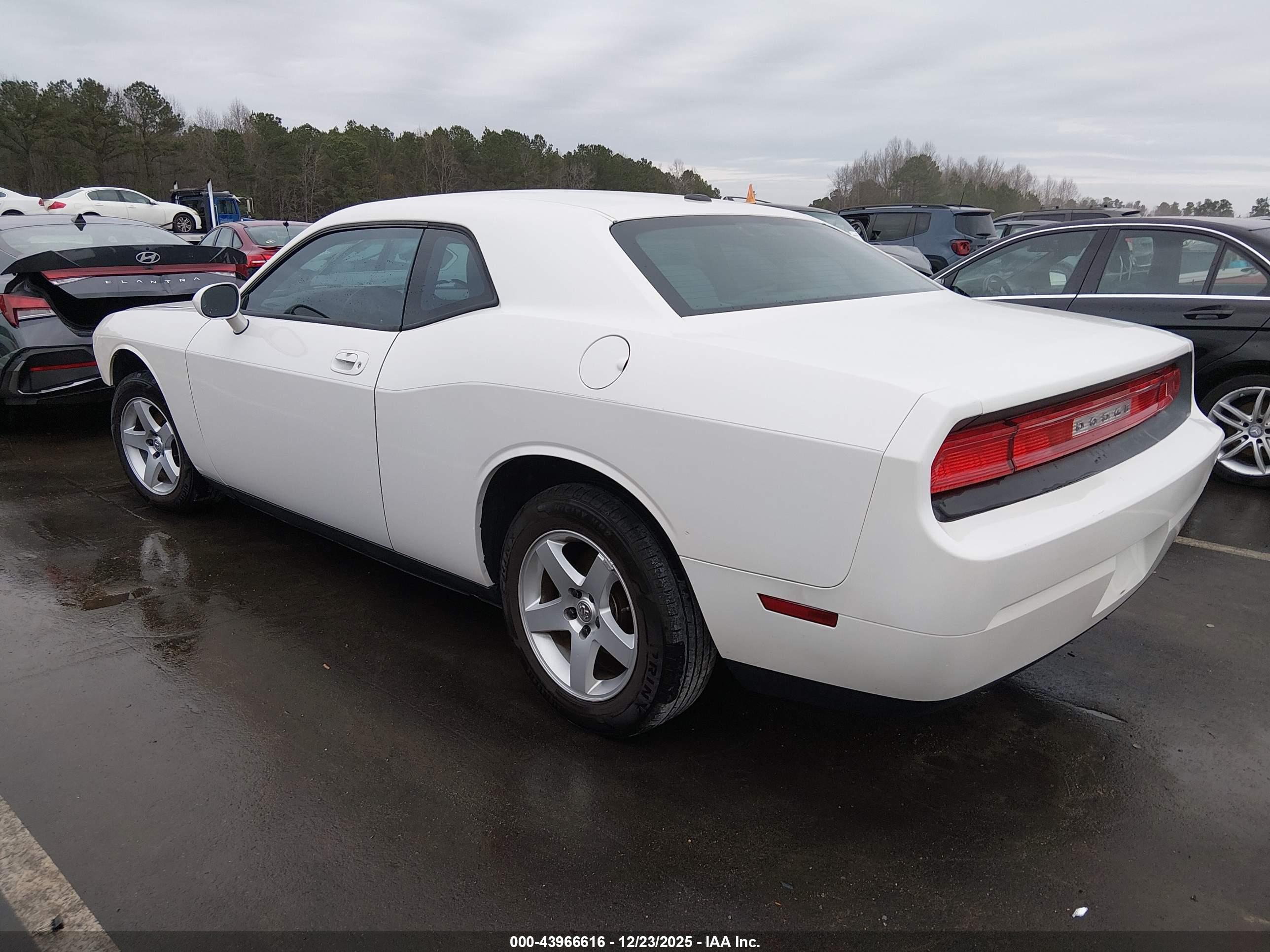 DODGE CHALLENGER image 3