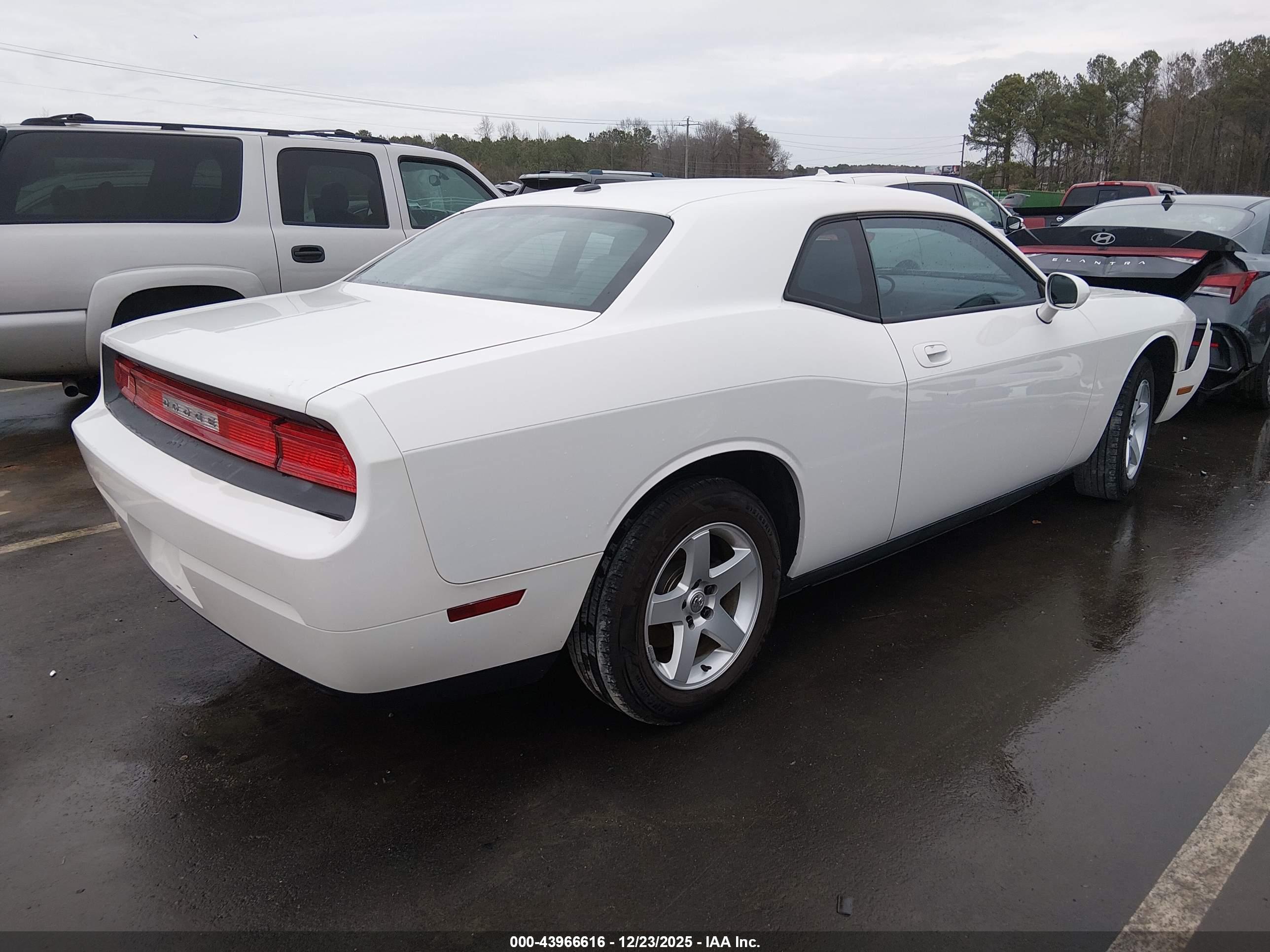 DODGE CHALLENGER image 4