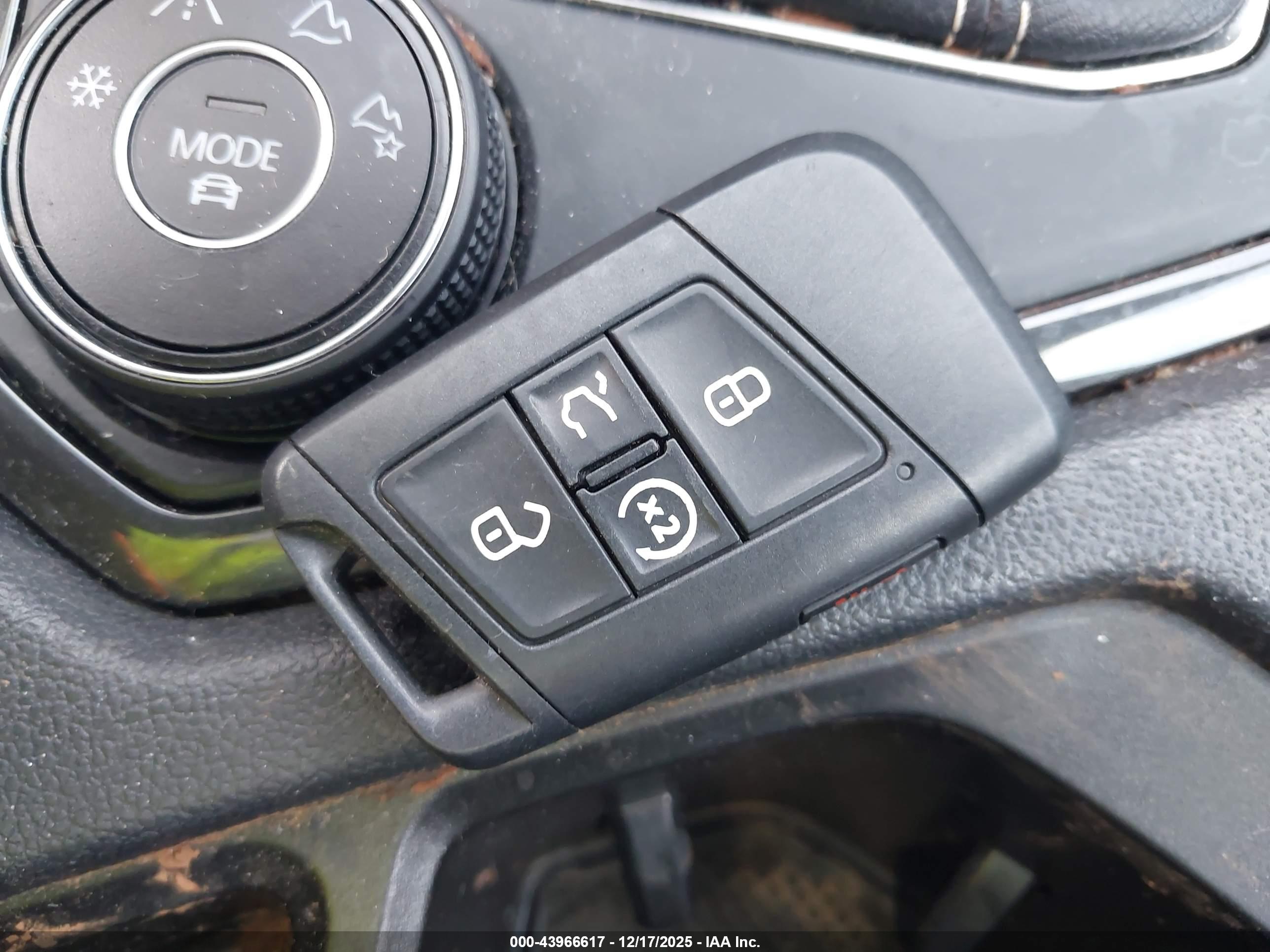 VOLKSWAGEN TIGUAN image 11