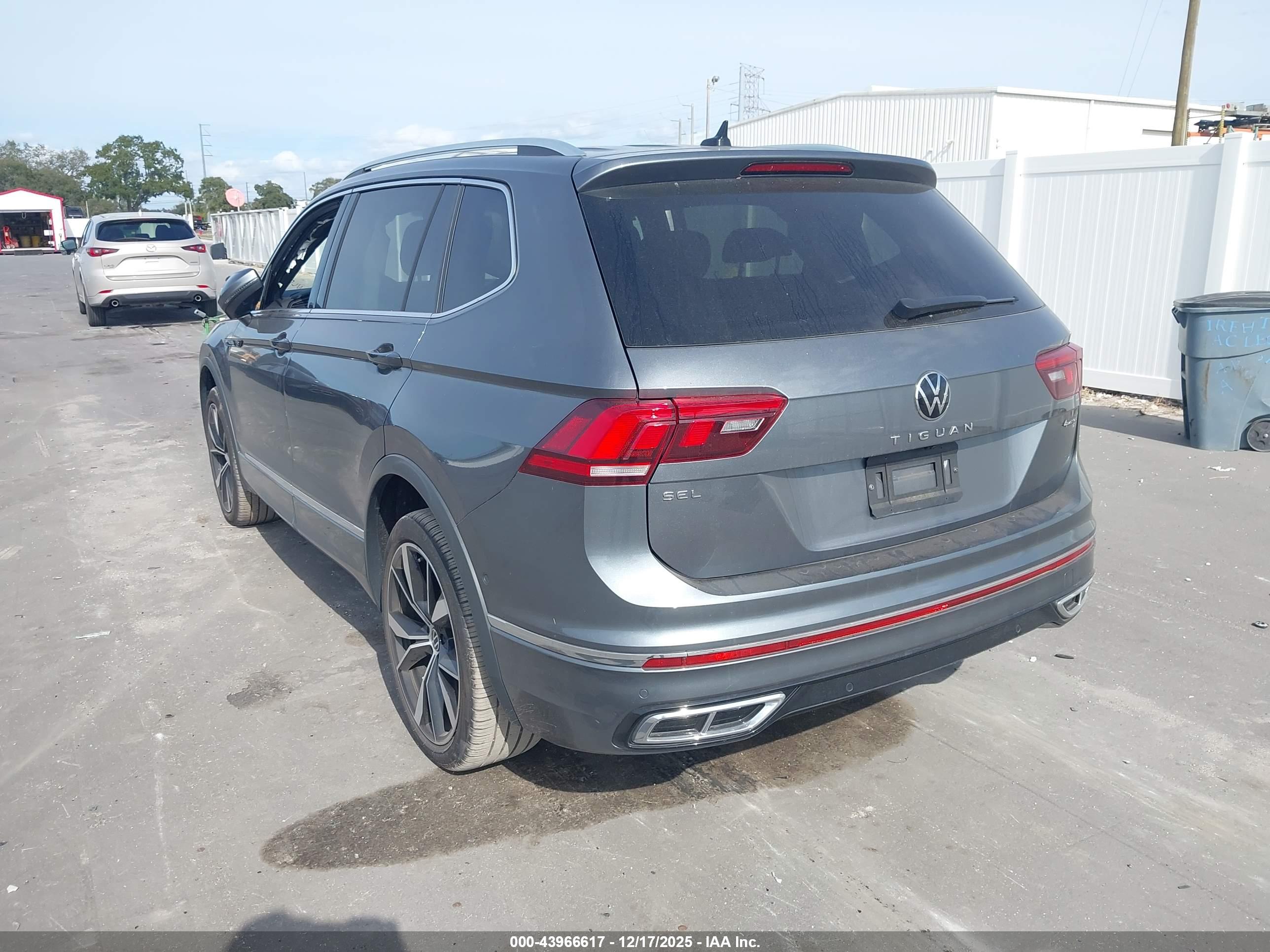VOLKSWAGEN TIGUAN image 3