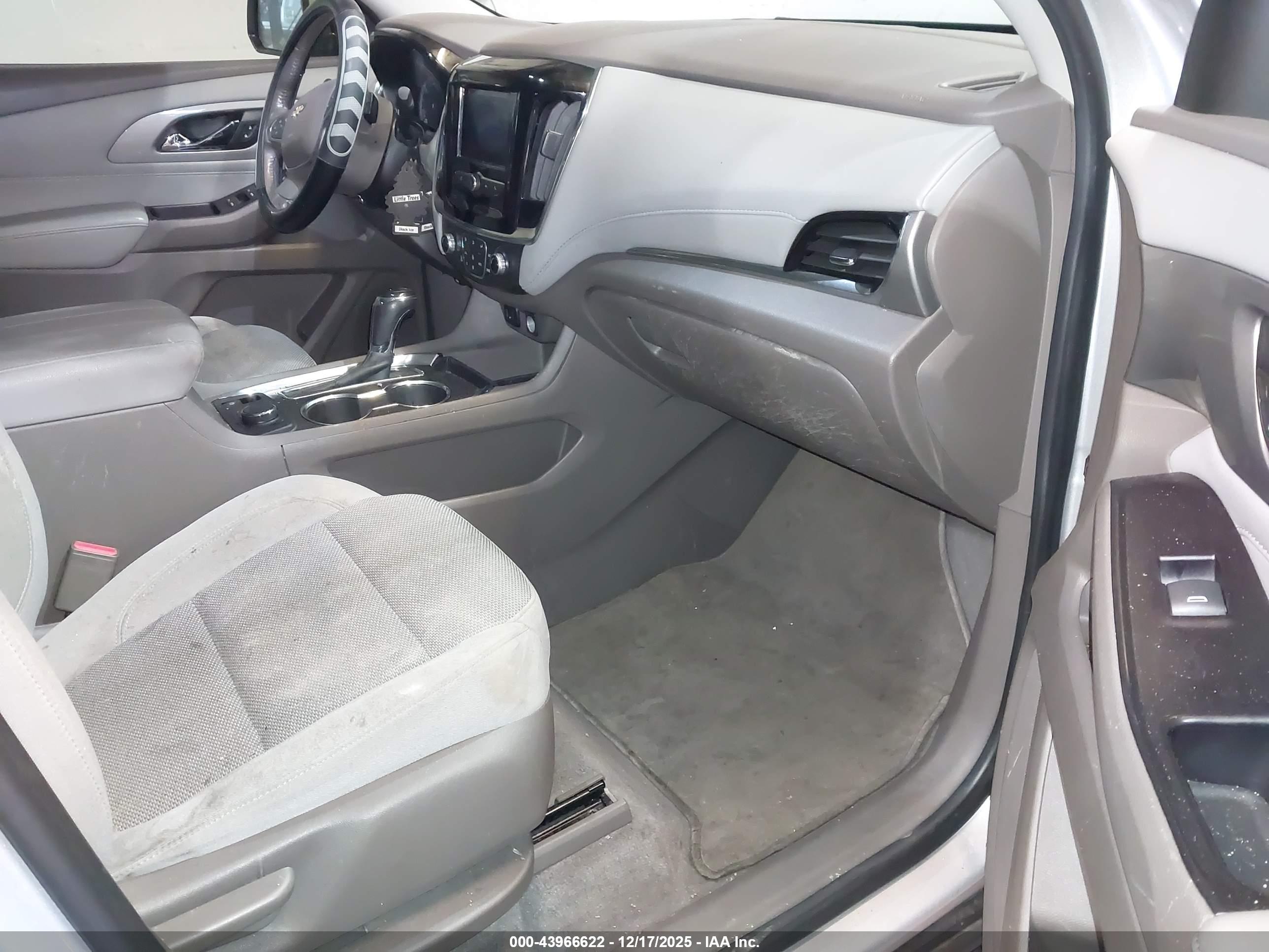 CHEVROLET TRAVERSE image 5