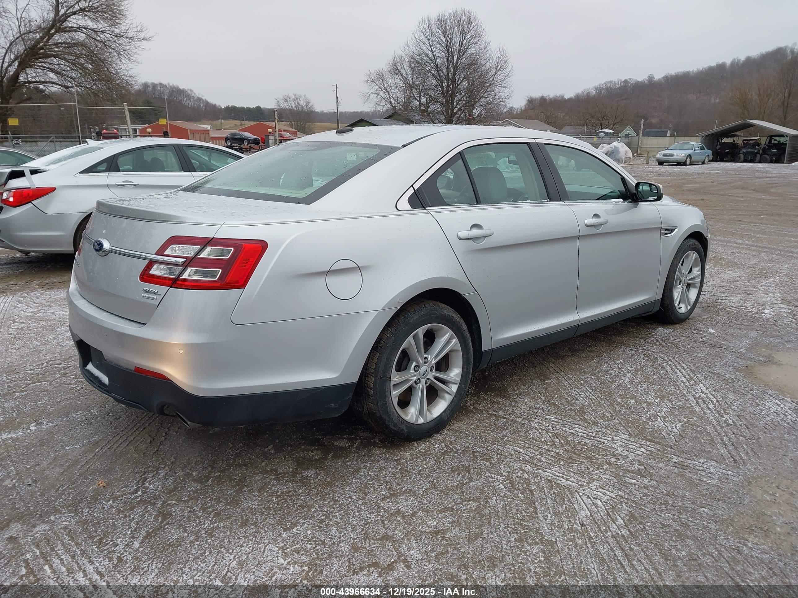 FORD TAURUS image 4