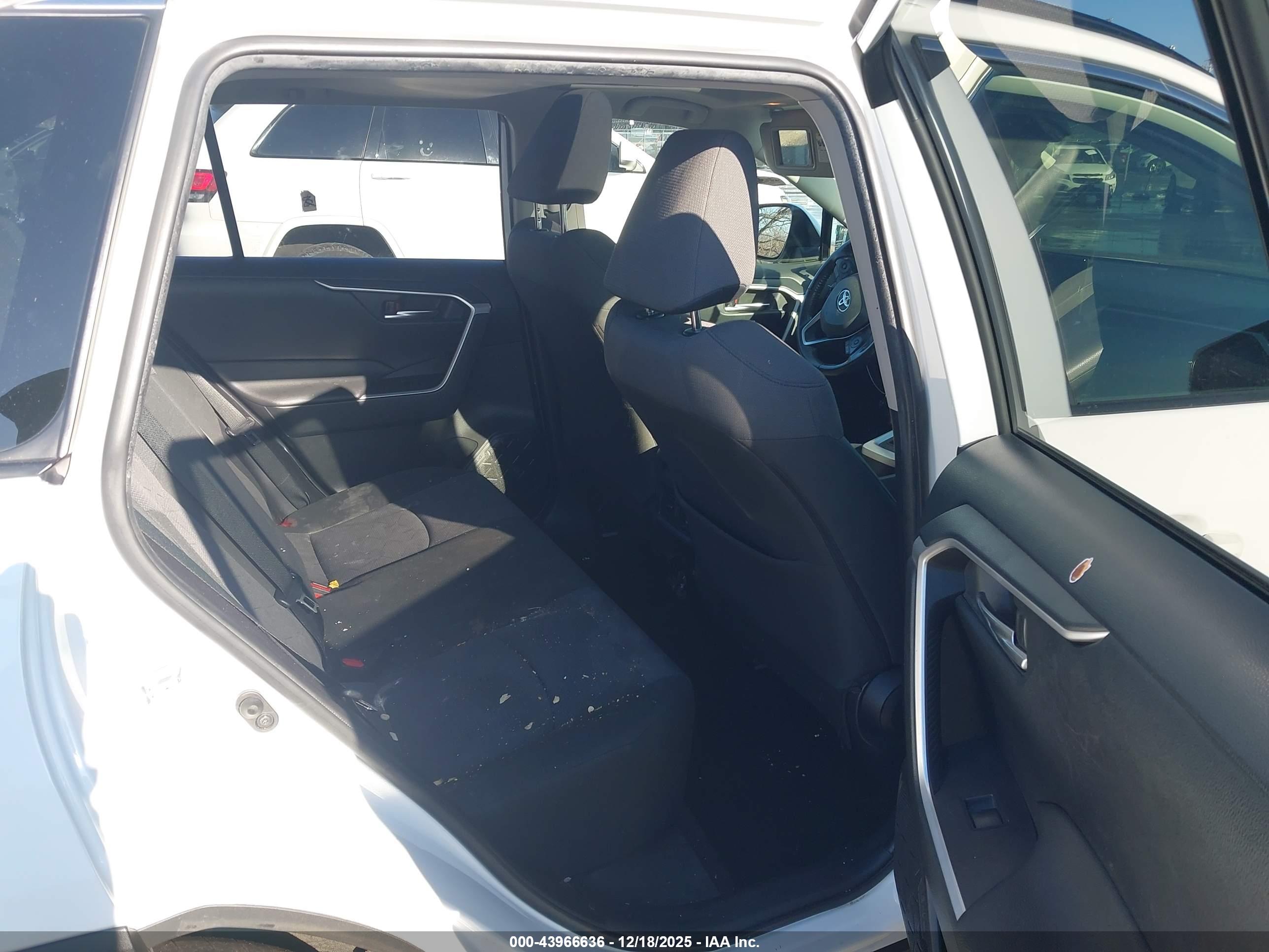 TOYOTA RAV4 image 8