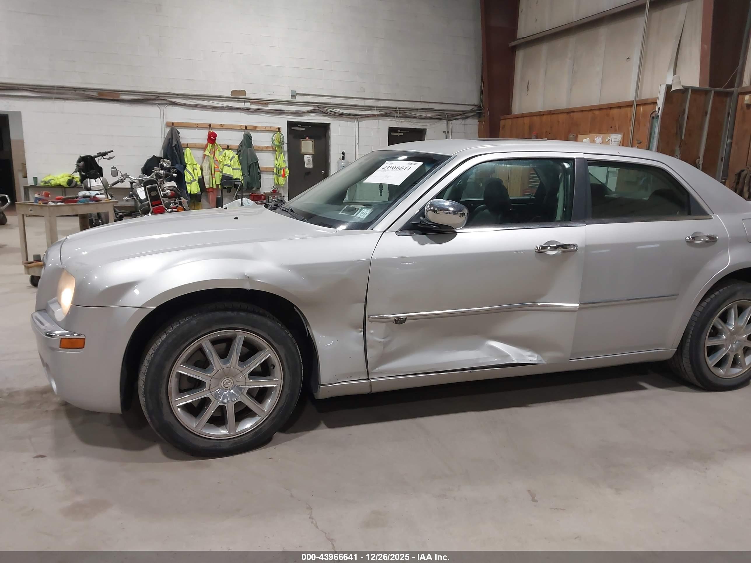 CHRYSLER 300C image 6