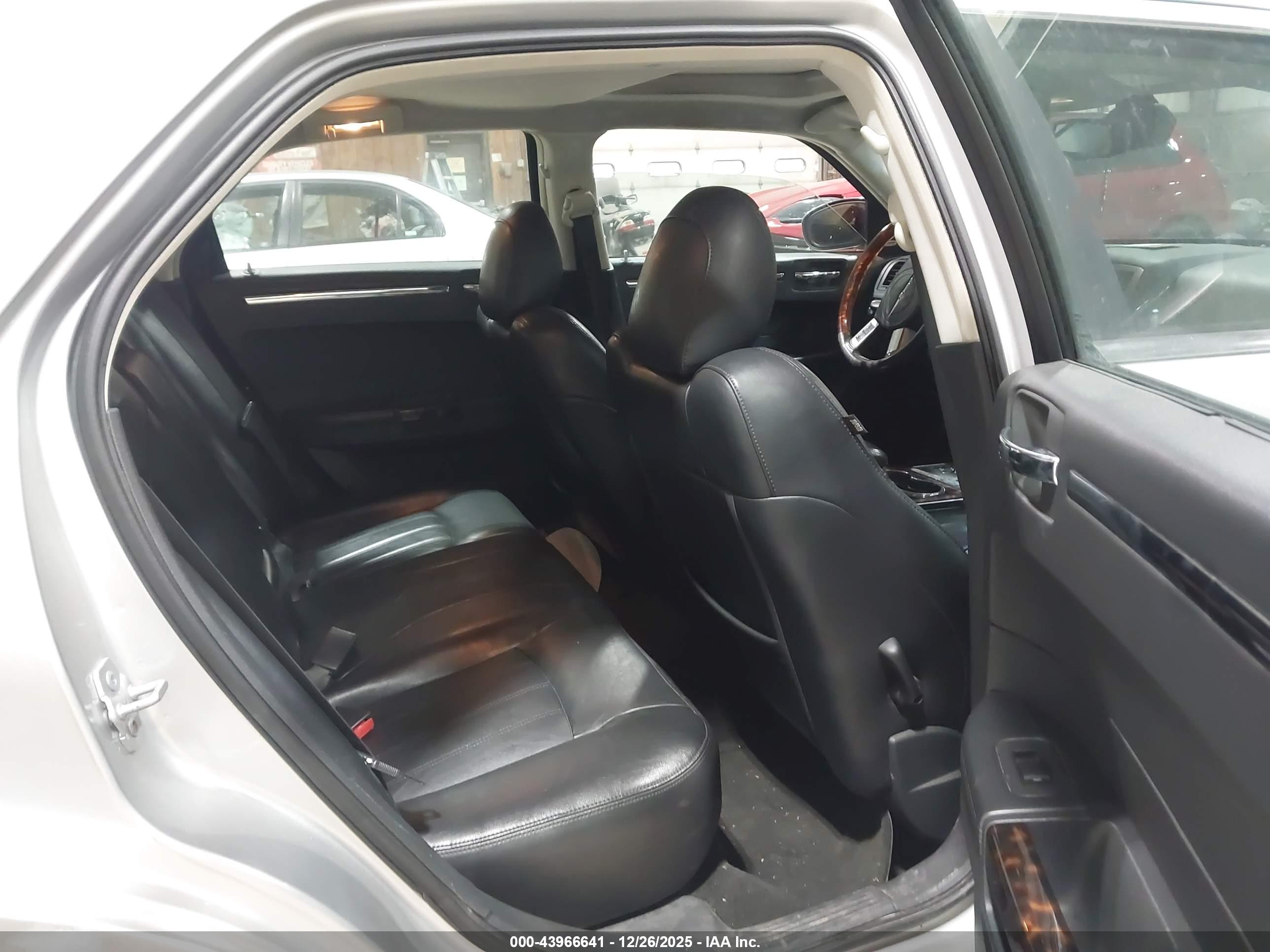 CHRYSLER 300C image 8