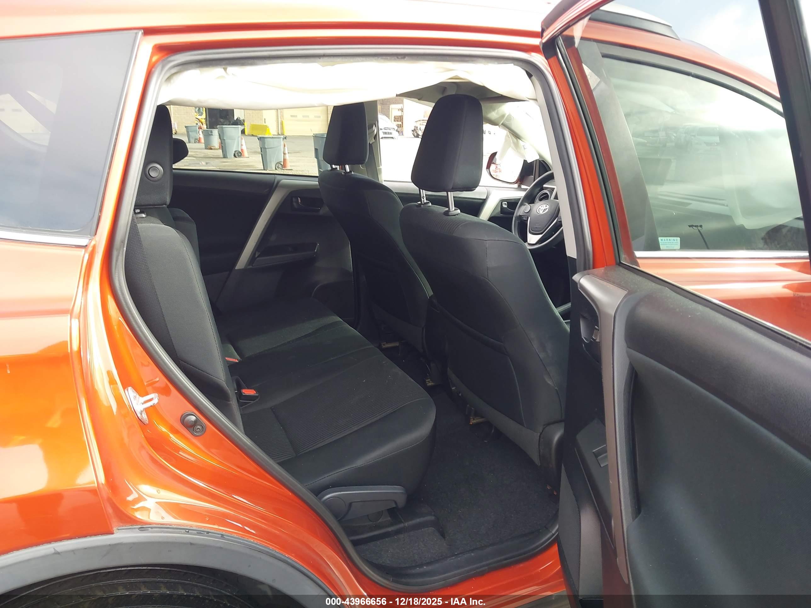 TOYOTA RAV4 image 8