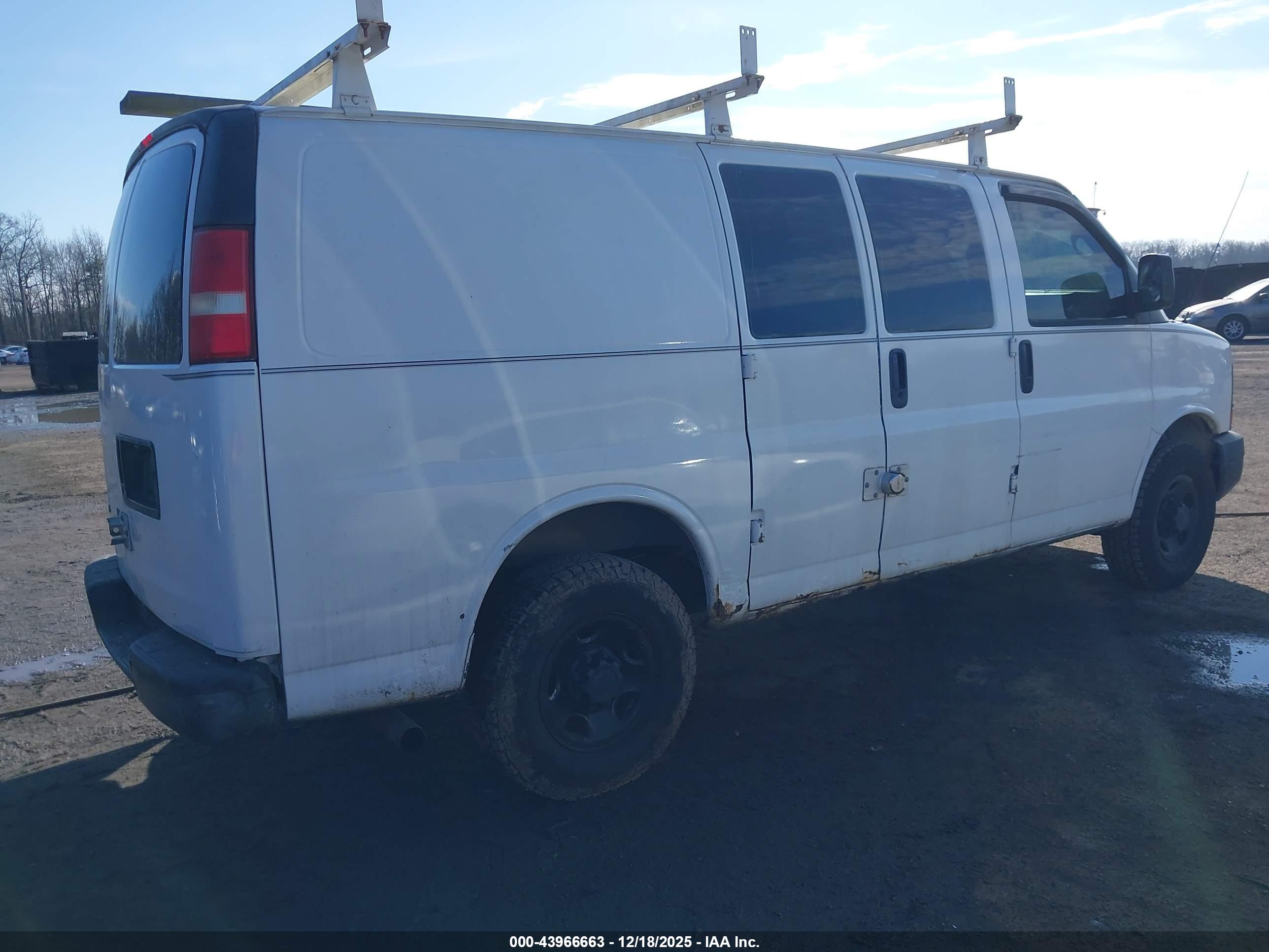 CHEVROLET EXPRESS image 4