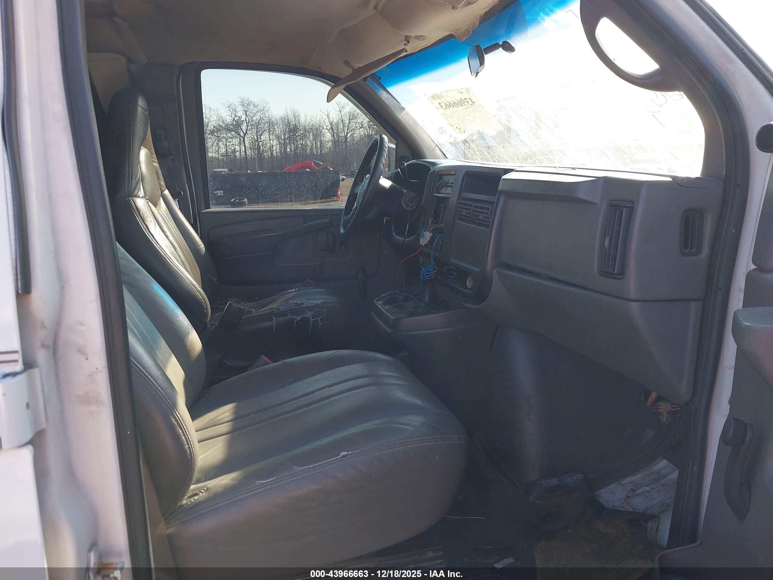 CHEVROLET EXPRESS image 5