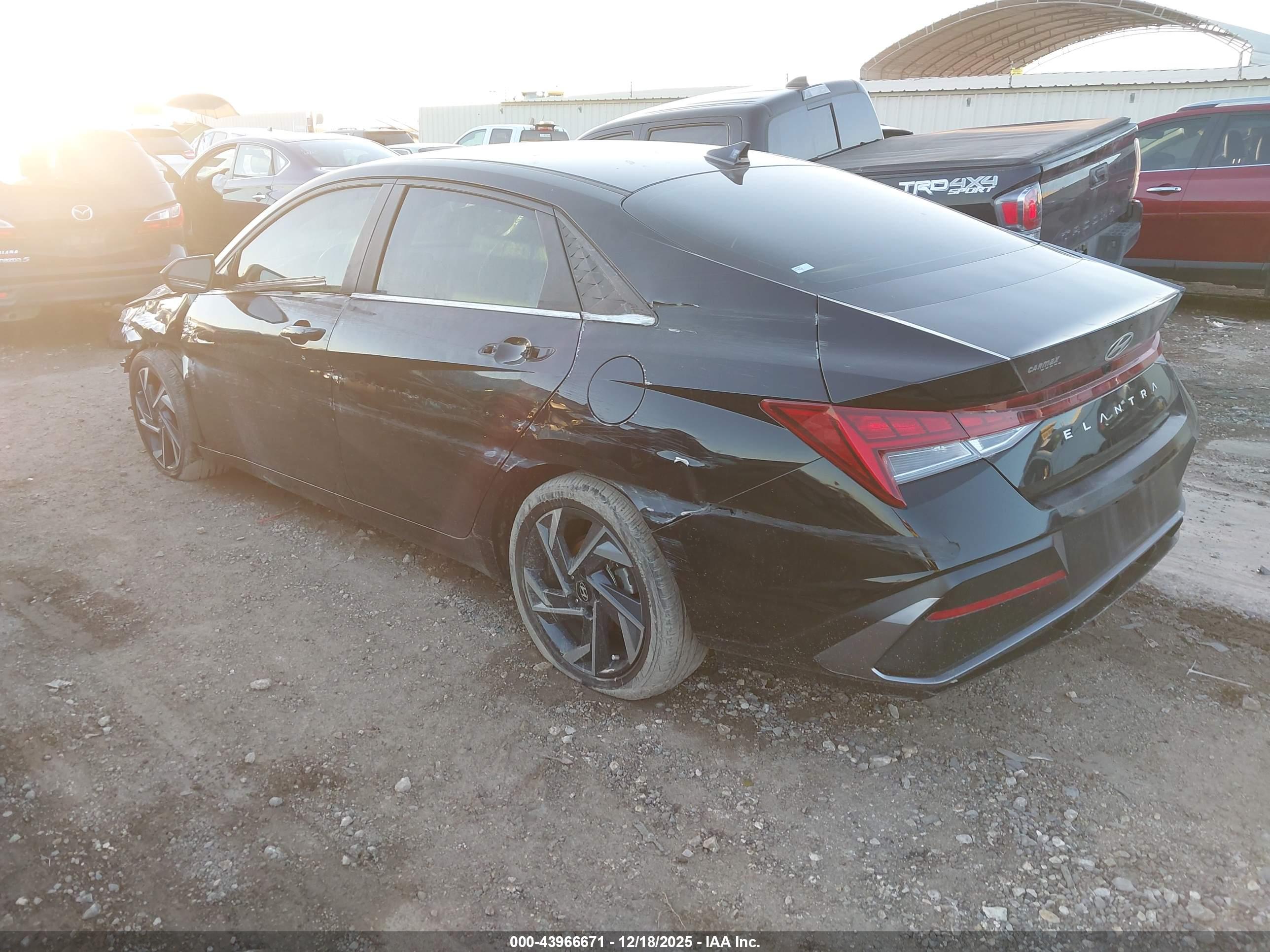 HYUNDAI ELANTRA image 3