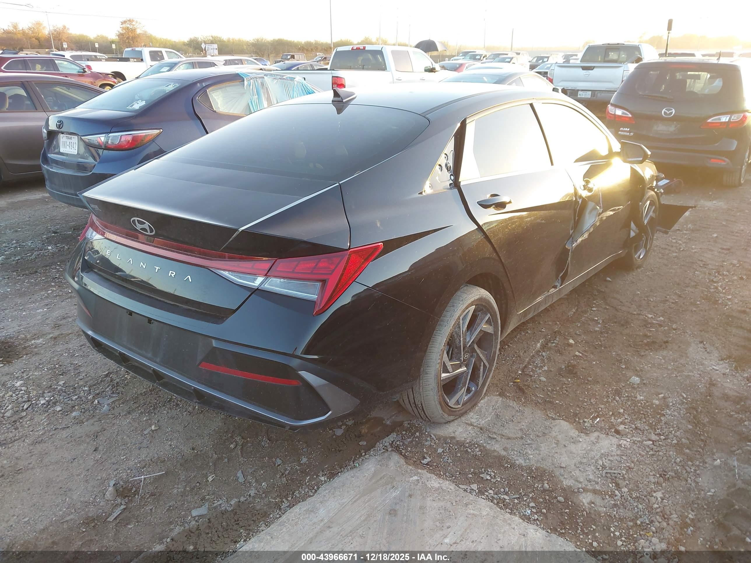 HYUNDAI ELANTRA image 4