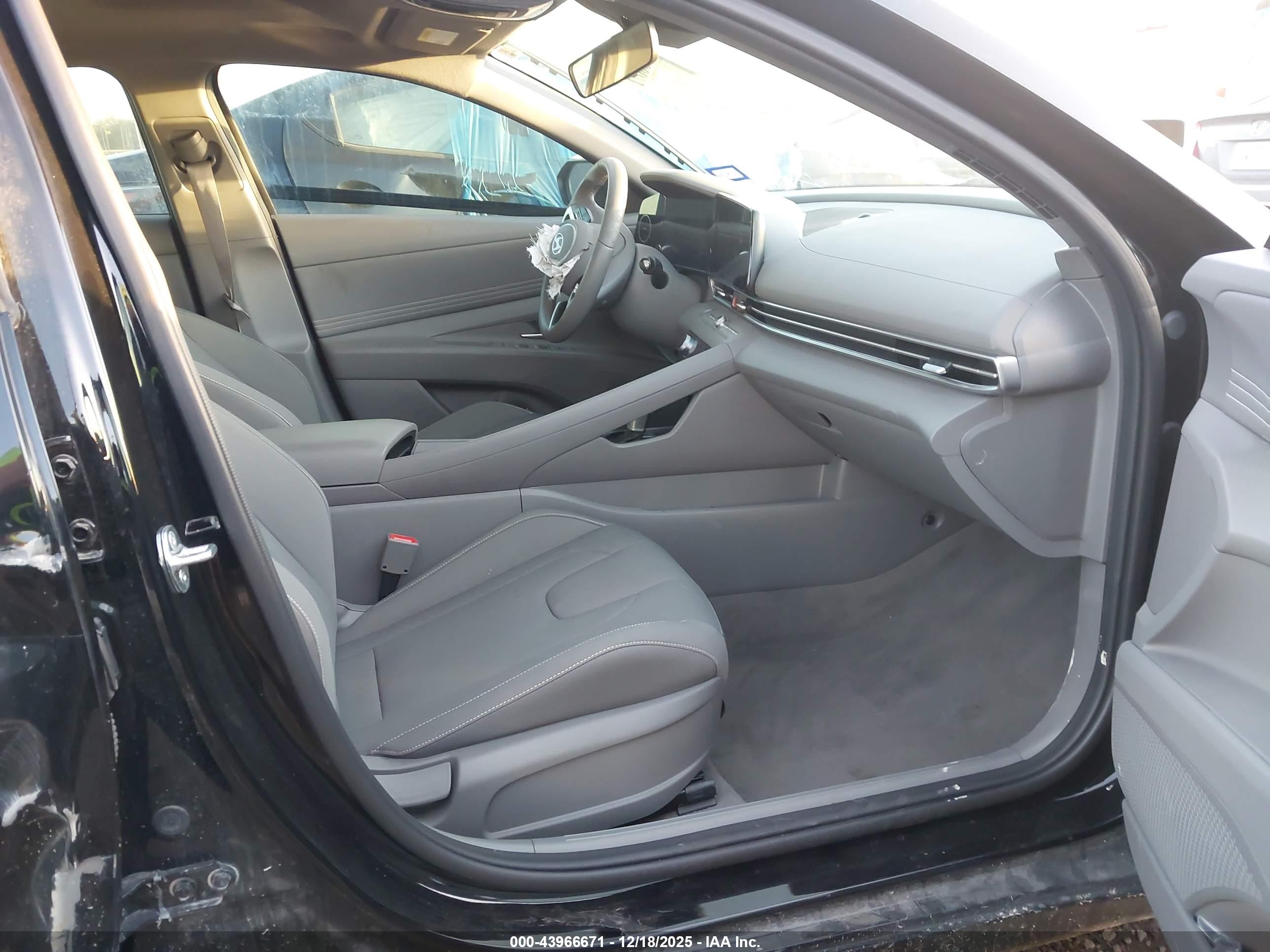 HYUNDAI ELANTRA image 5
