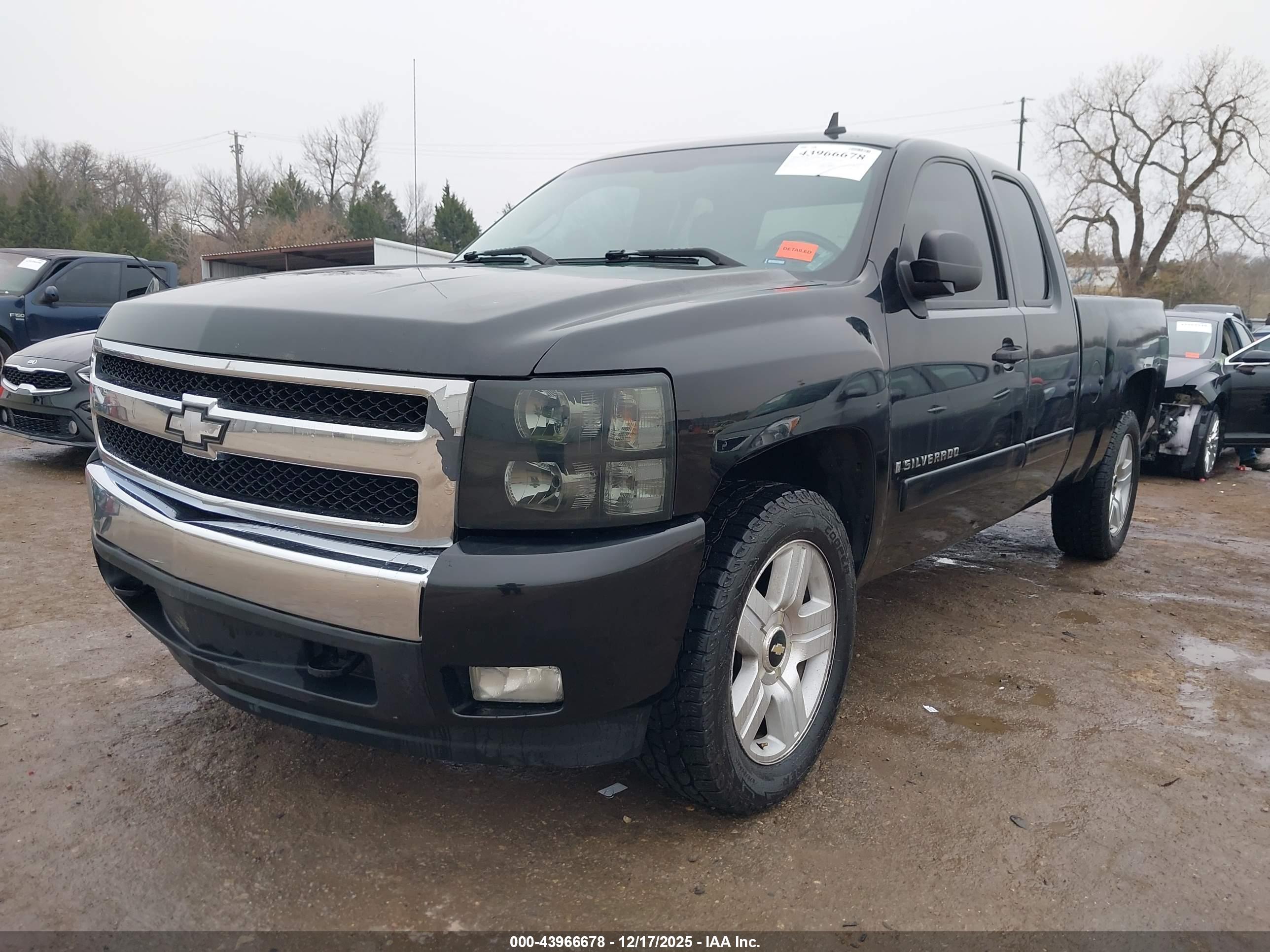 CHEVROLET SILVERADO image 2
