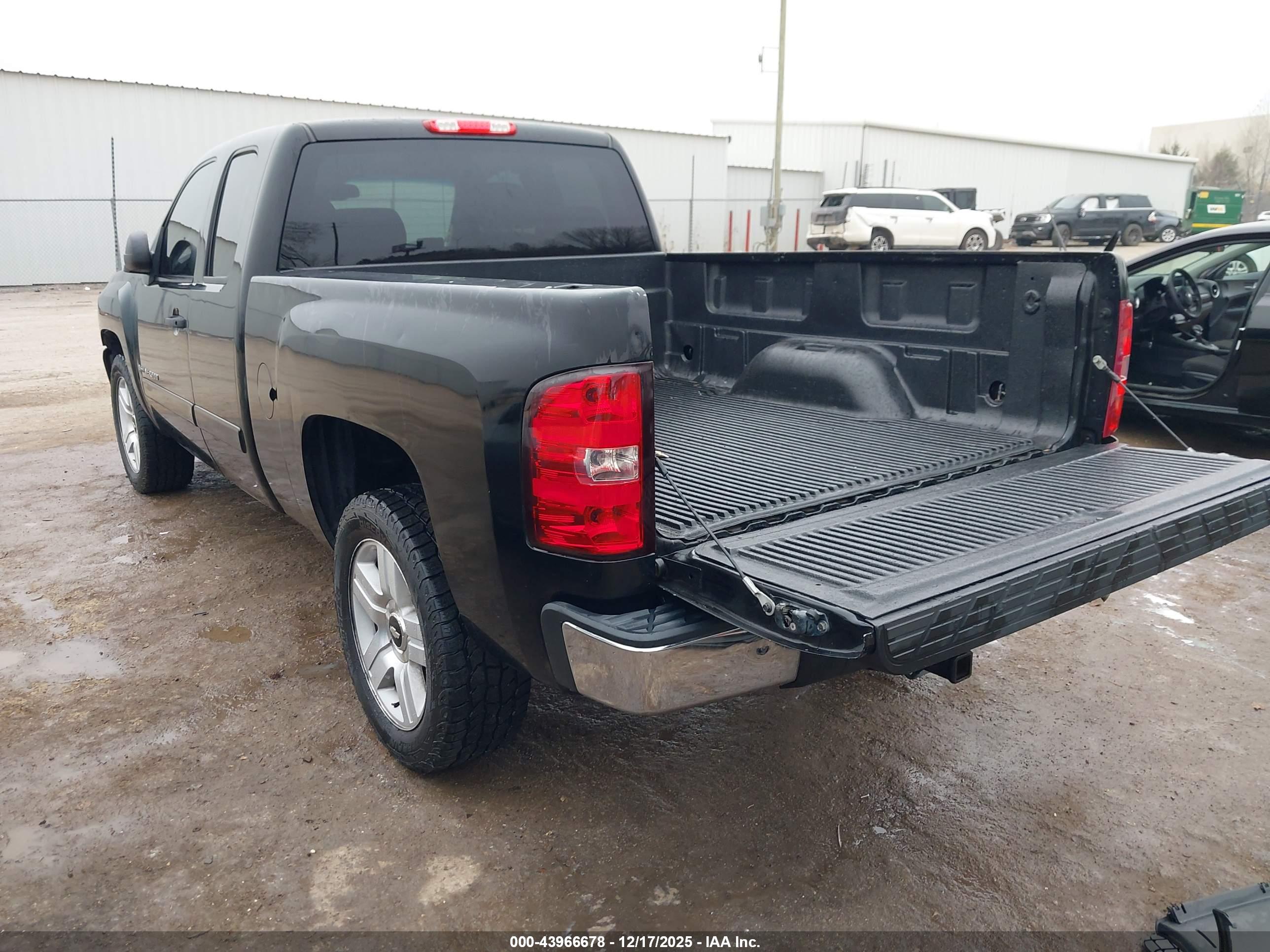 CHEVROLET SILVERADO image 3