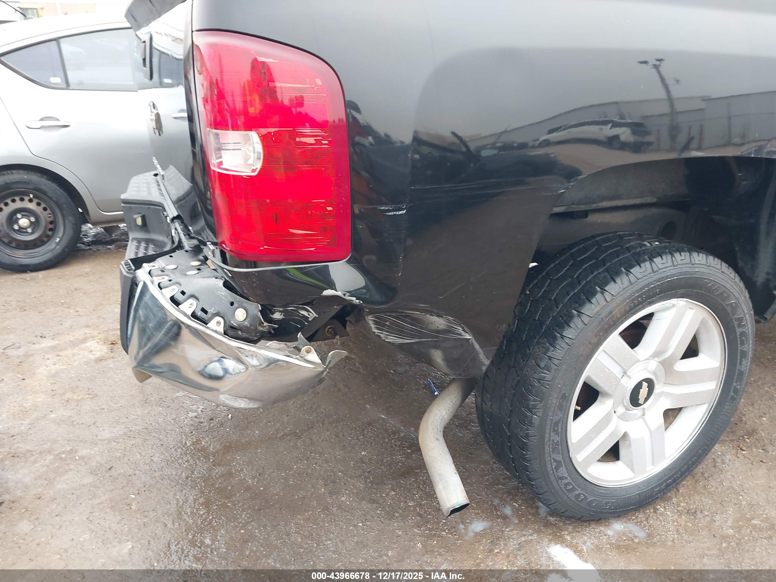 CHEVROLET SILVERADO image 6