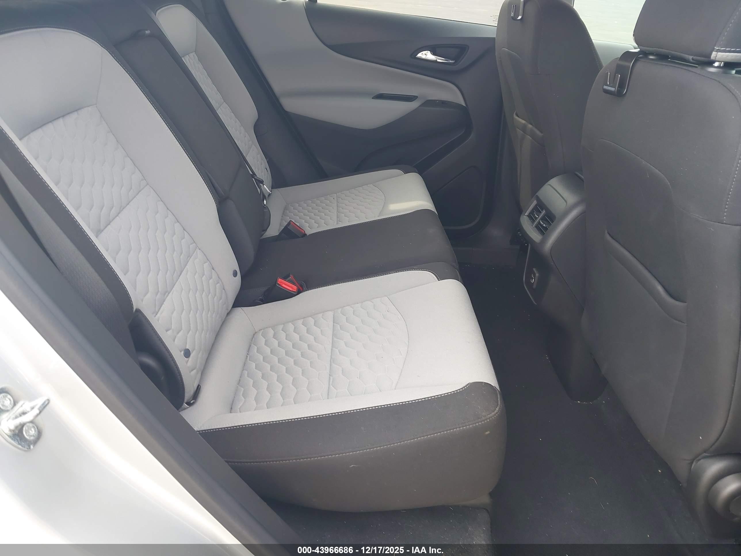 CHEVROLET EQUINOX image 8