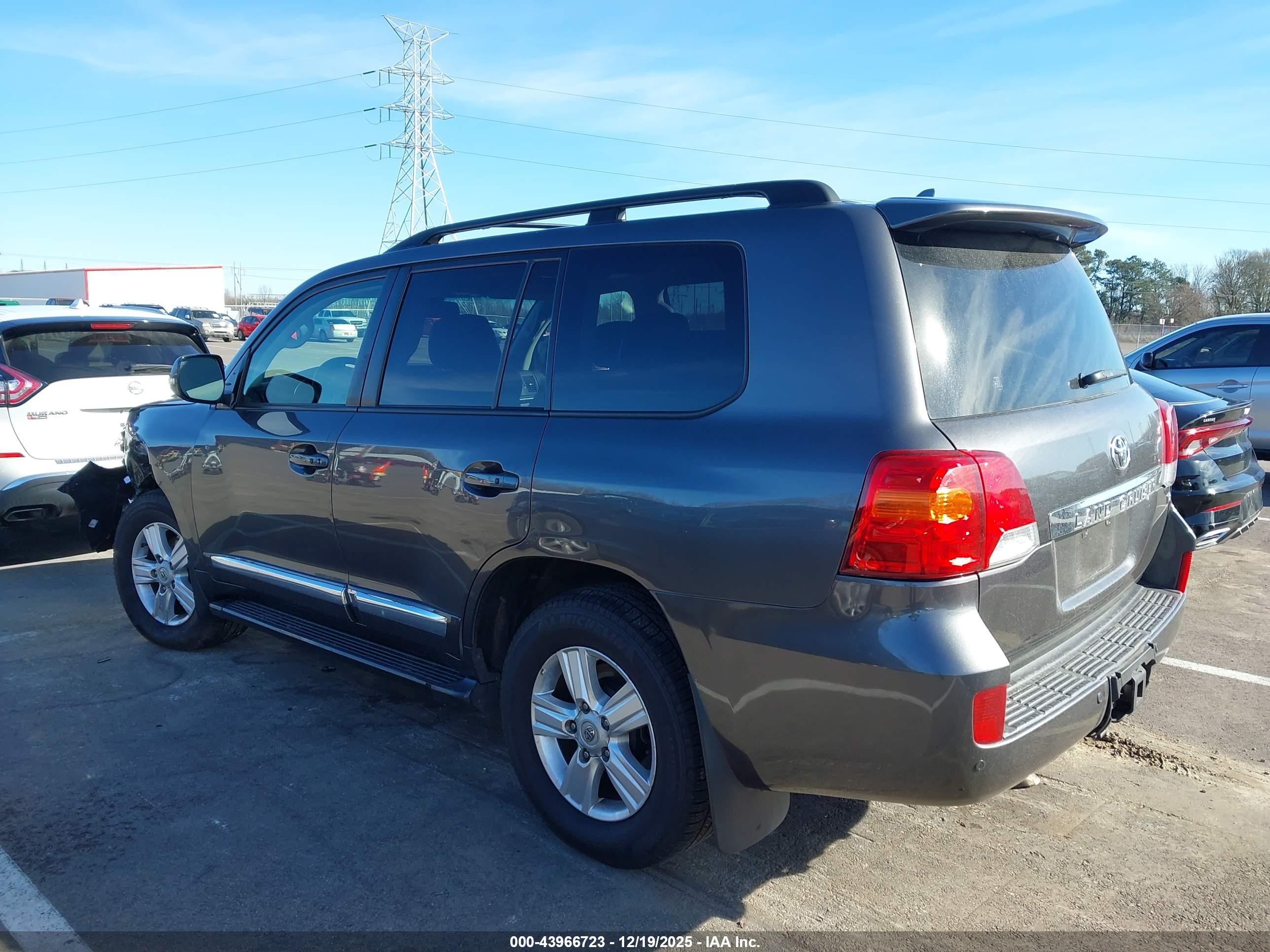 TOYOTA LAND image 3