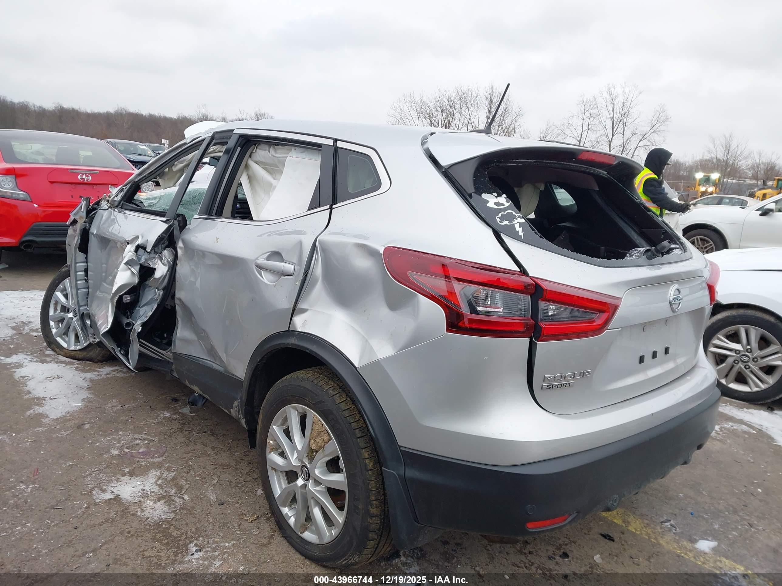 NISSAN ROGUE image 3