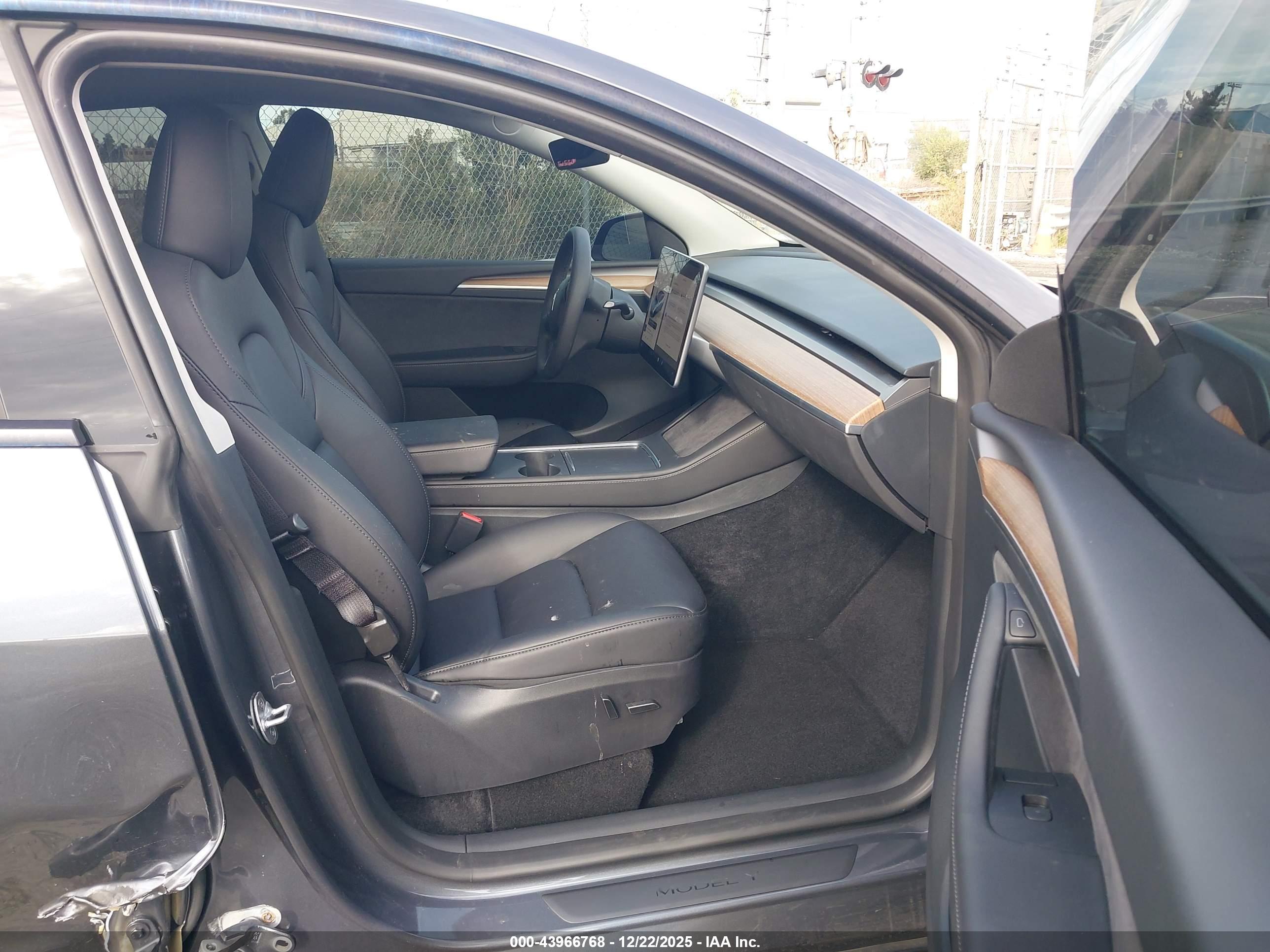 TESLA MODEL image 5