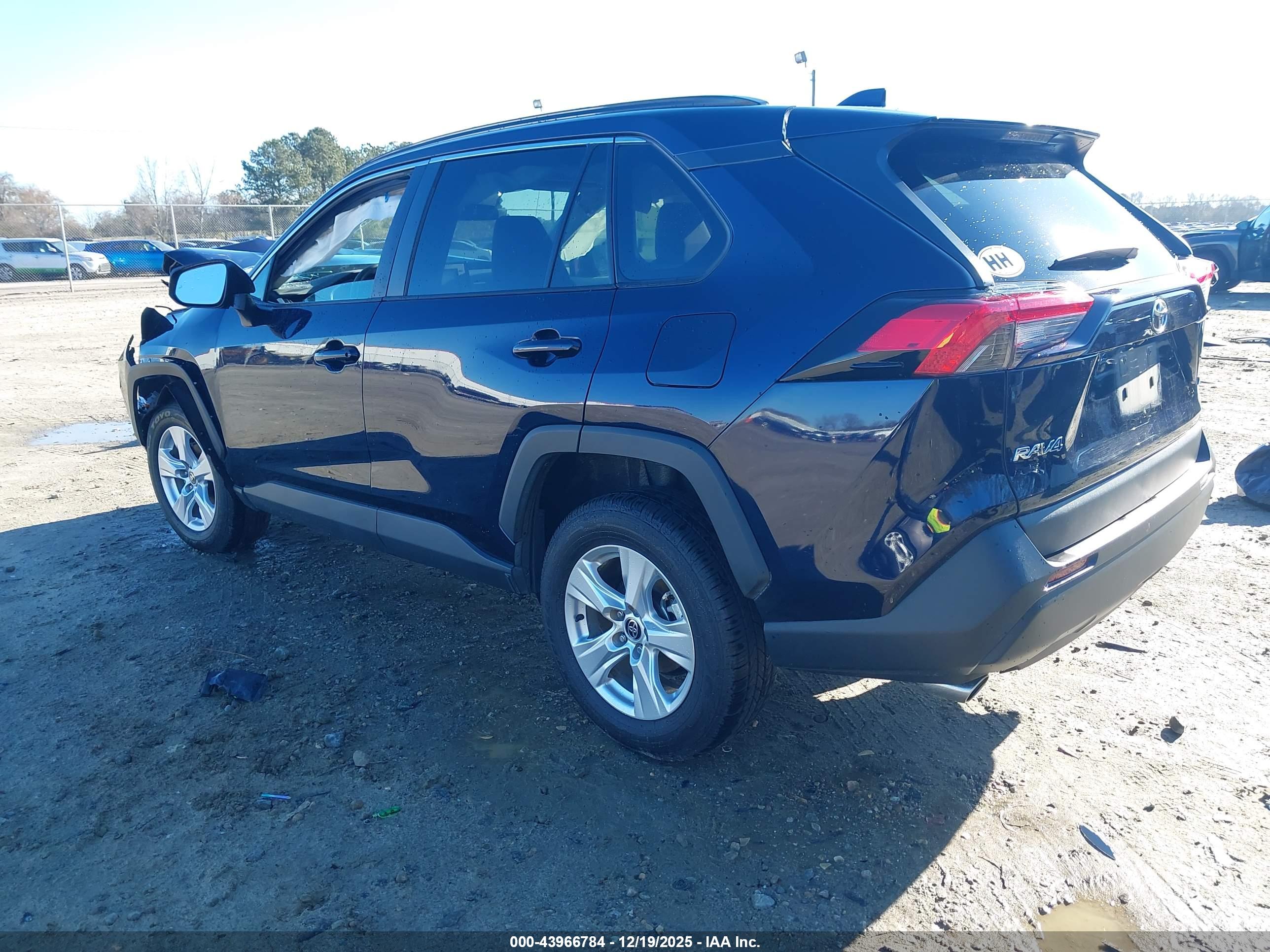 TOYOTA RAV4 image 3