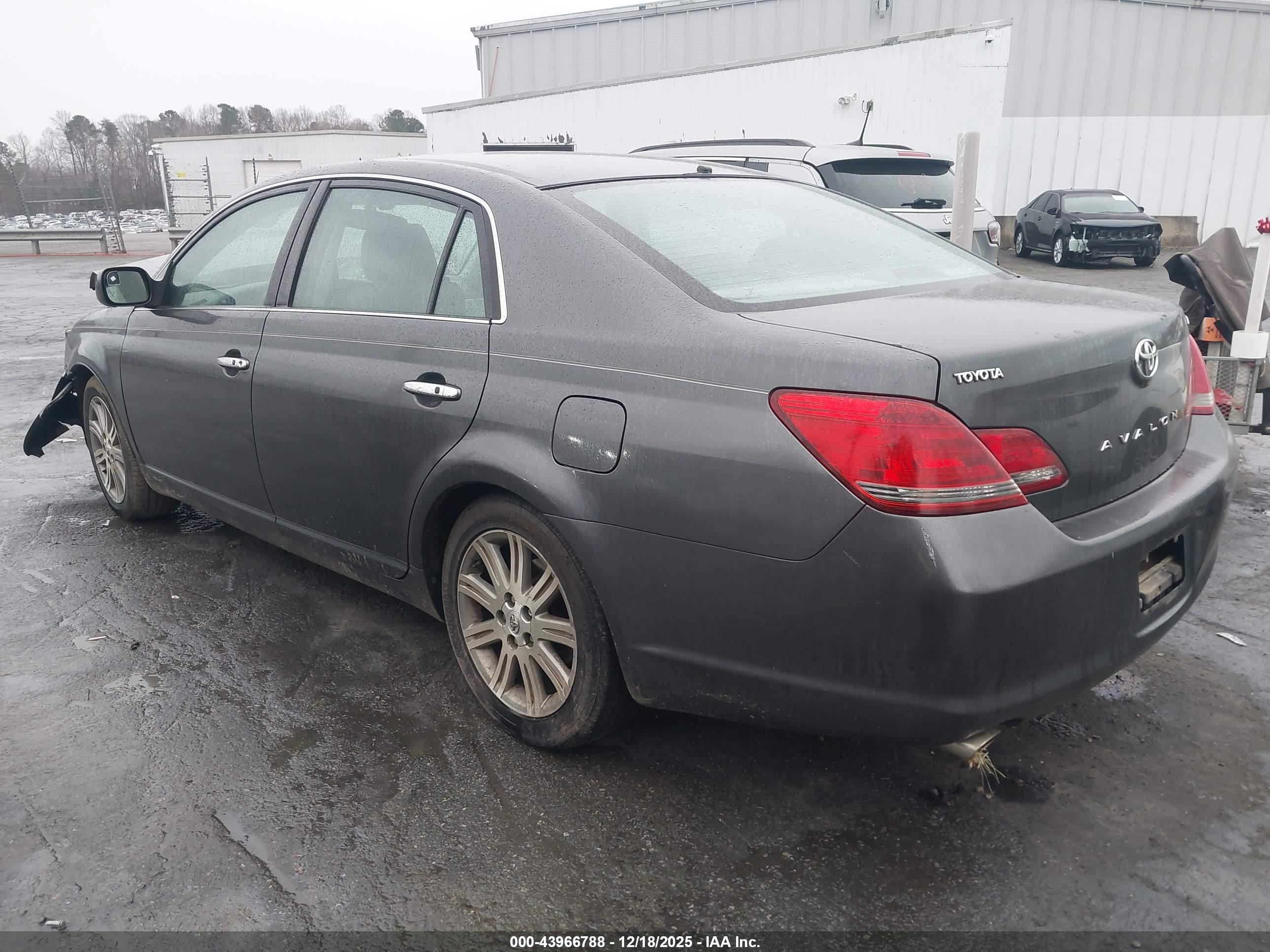 TOYOTA AVALON image 3