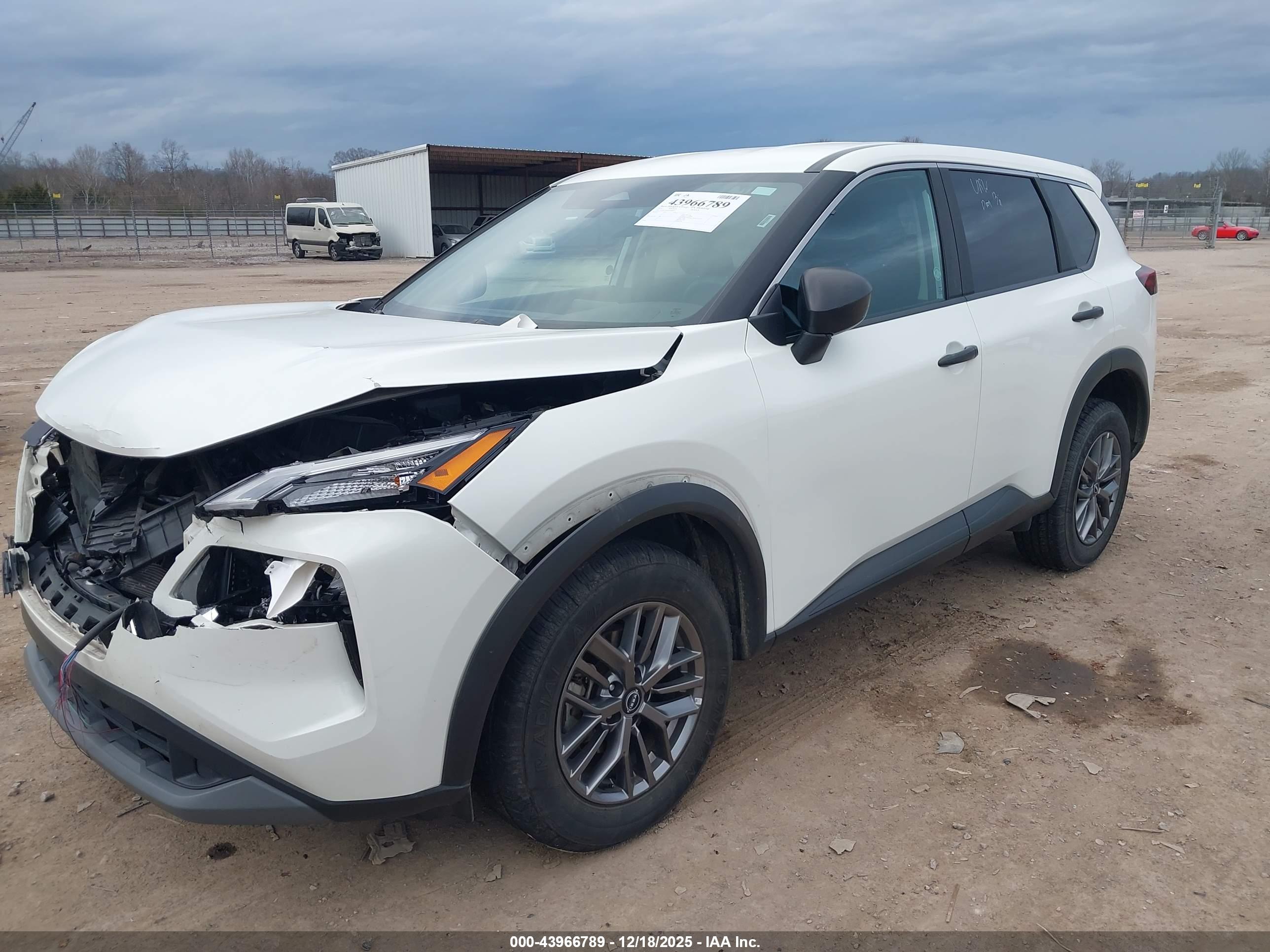 NISSAN ROGUE image 2