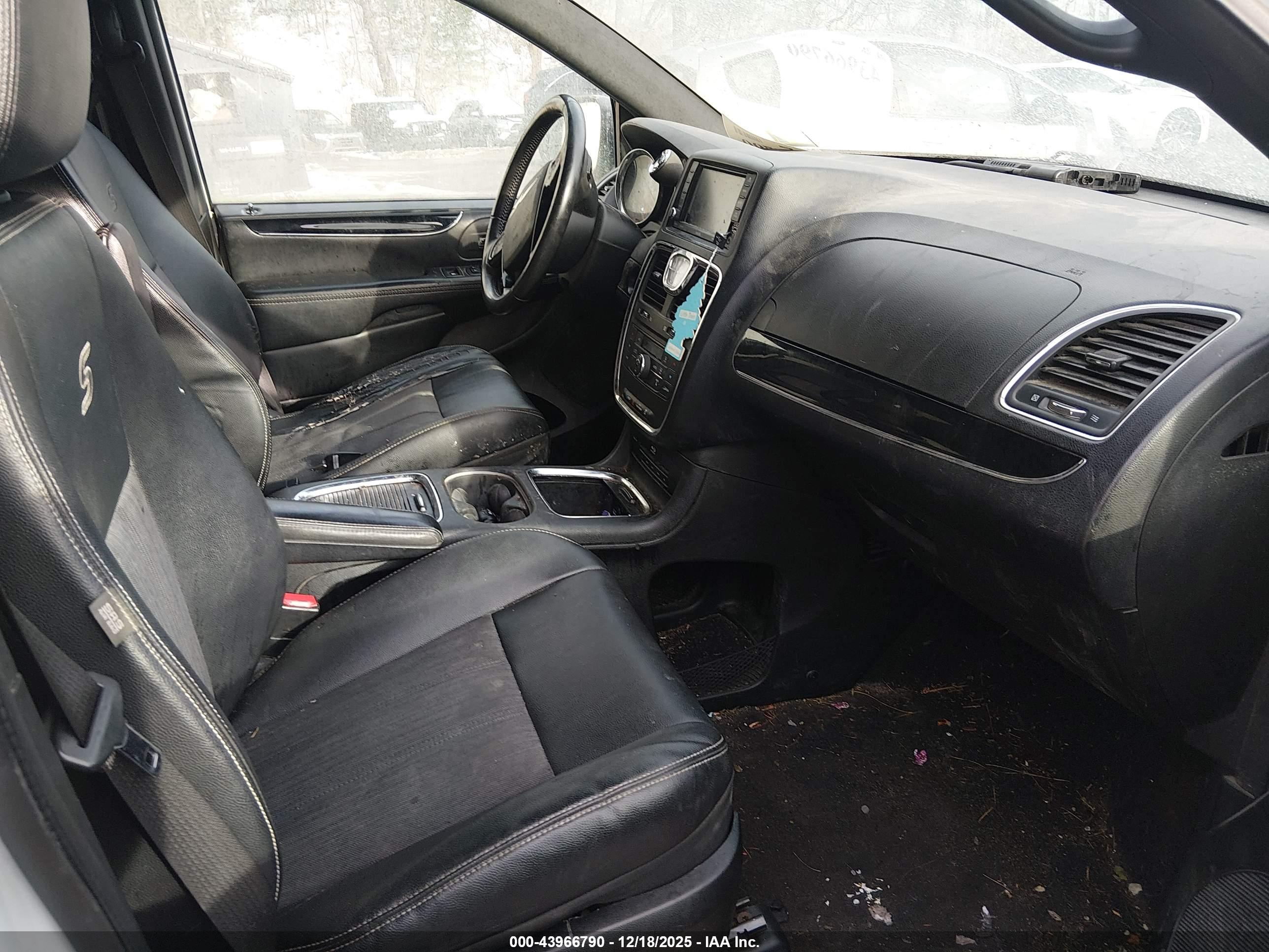 CHRYSLER TOWN image 5