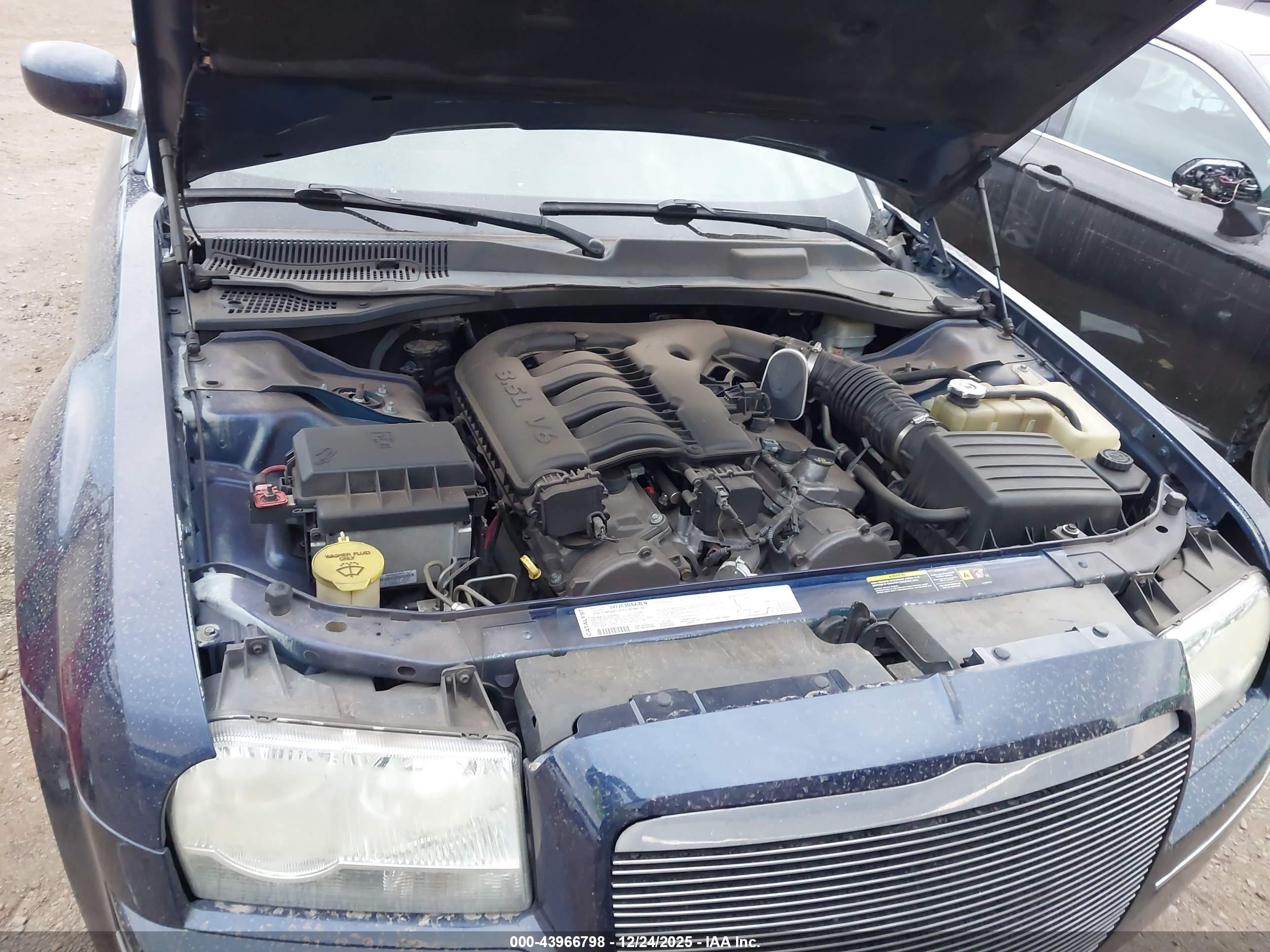 CHRYSLER 300 image 10