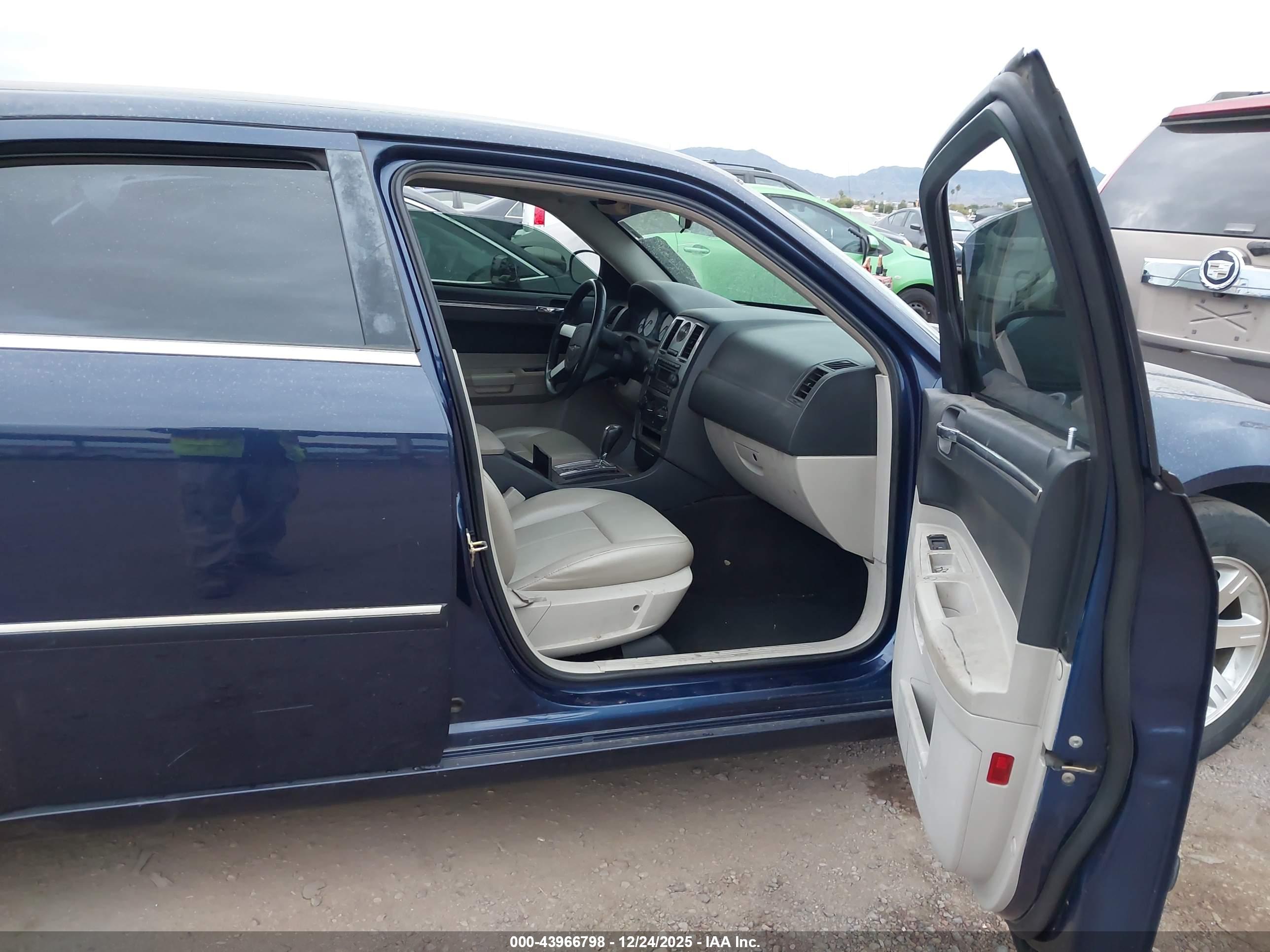 CHRYSLER 300 image 5