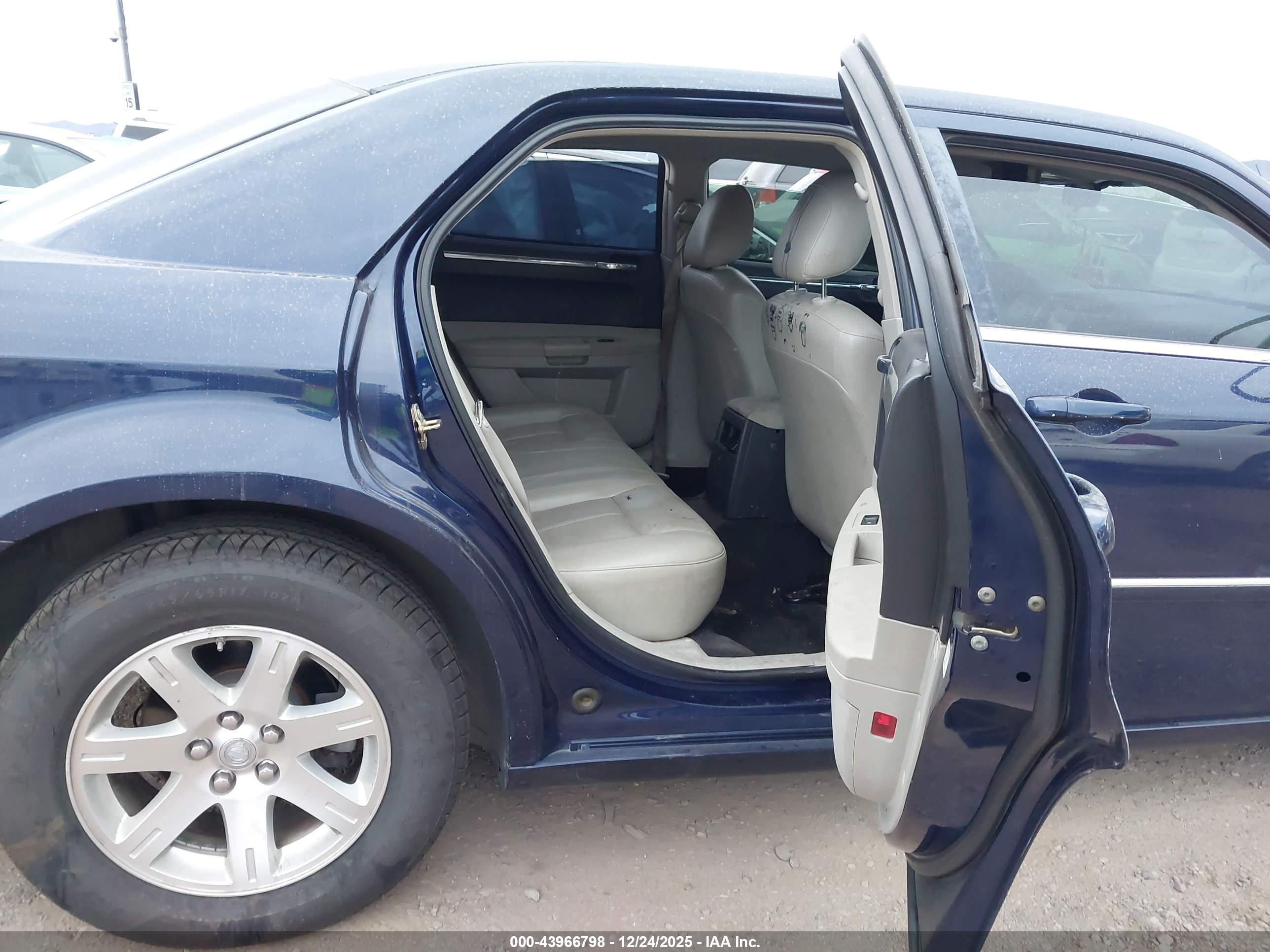 CHRYSLER 300 image 8