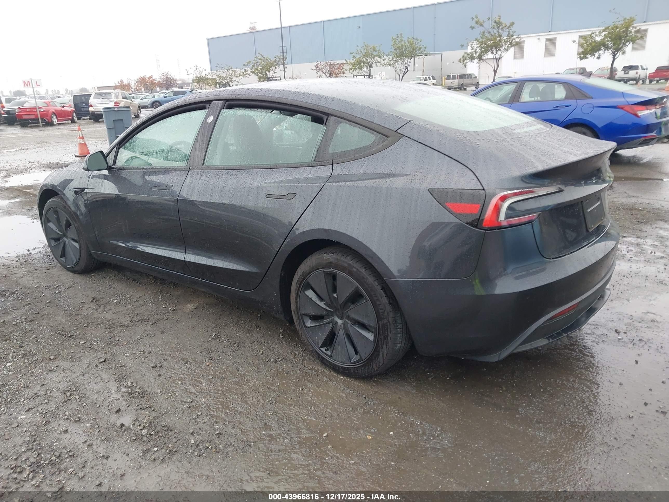 TESLA MODEL image 3