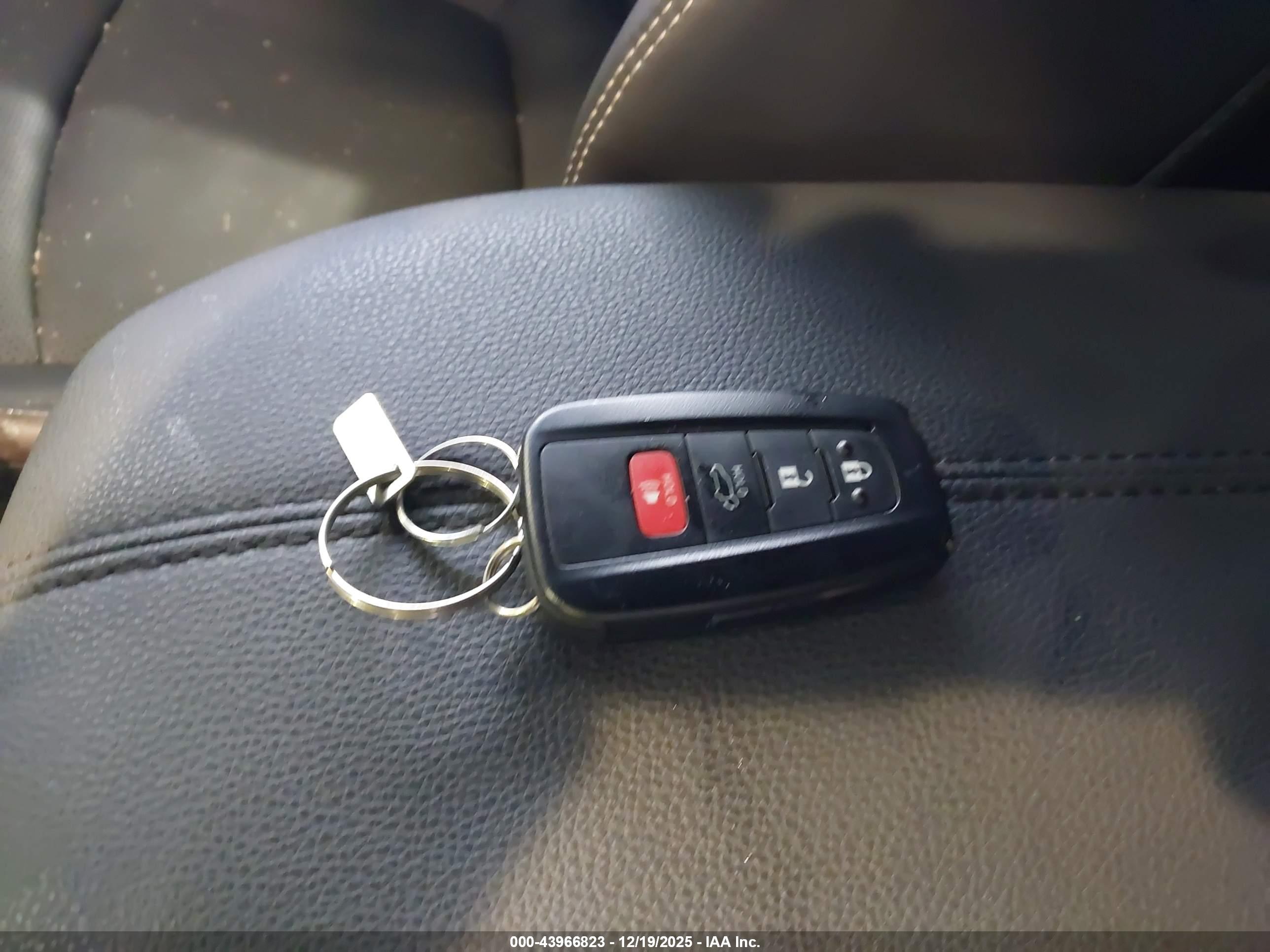TOYOTA RAV4 image 11