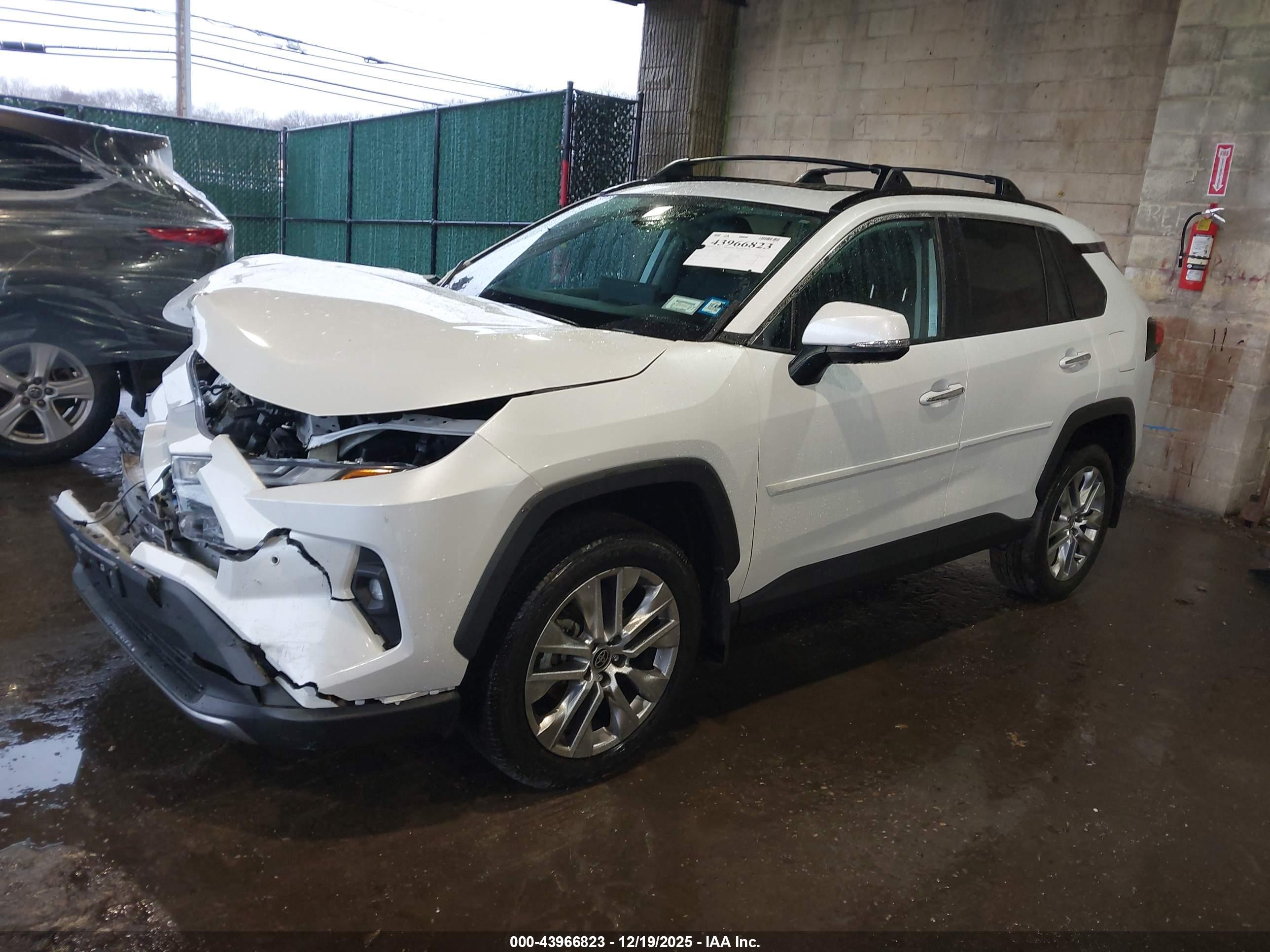 TOYOTA RAV4 image 2