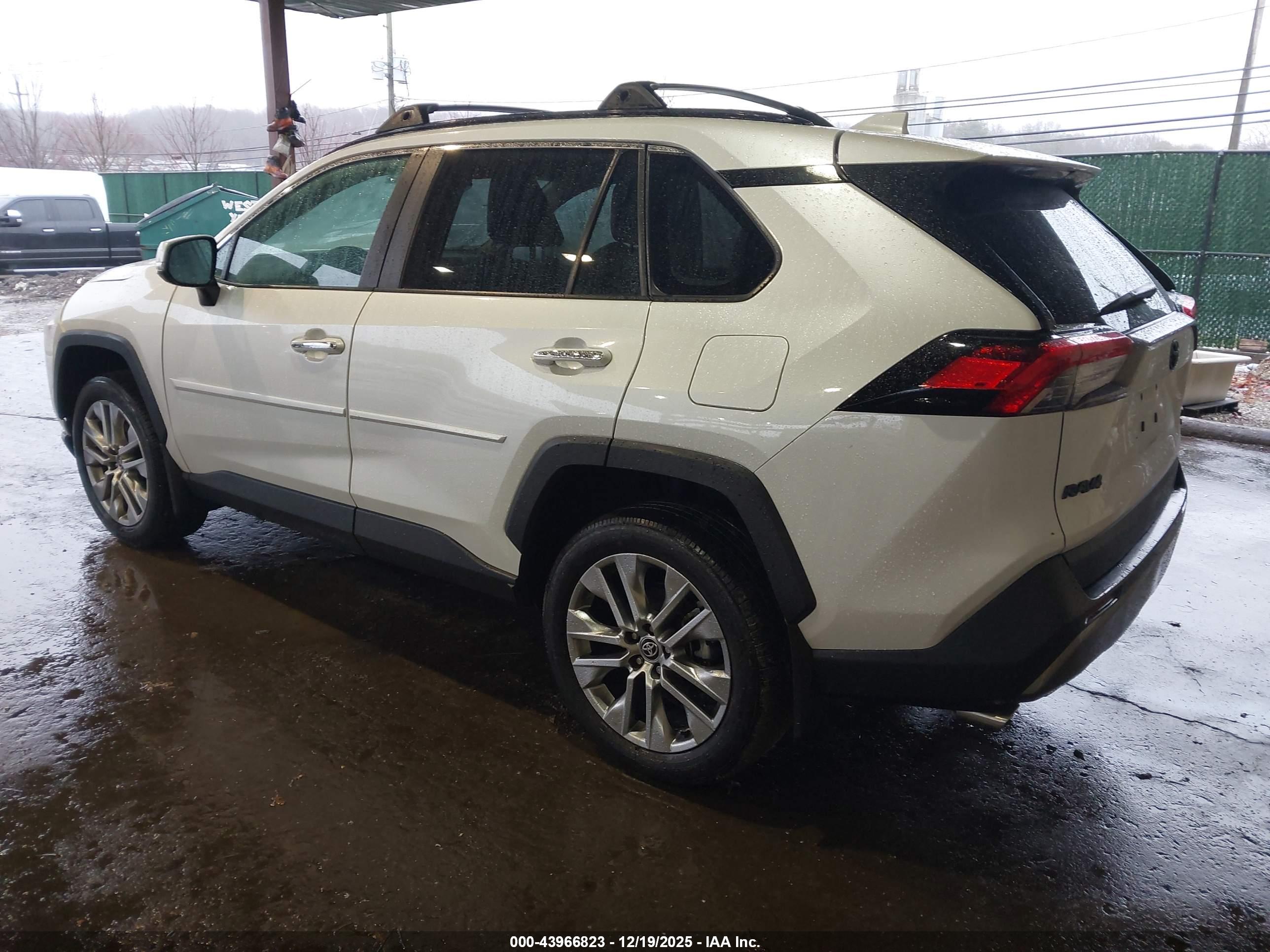 TOYOTA RAV4 image 3