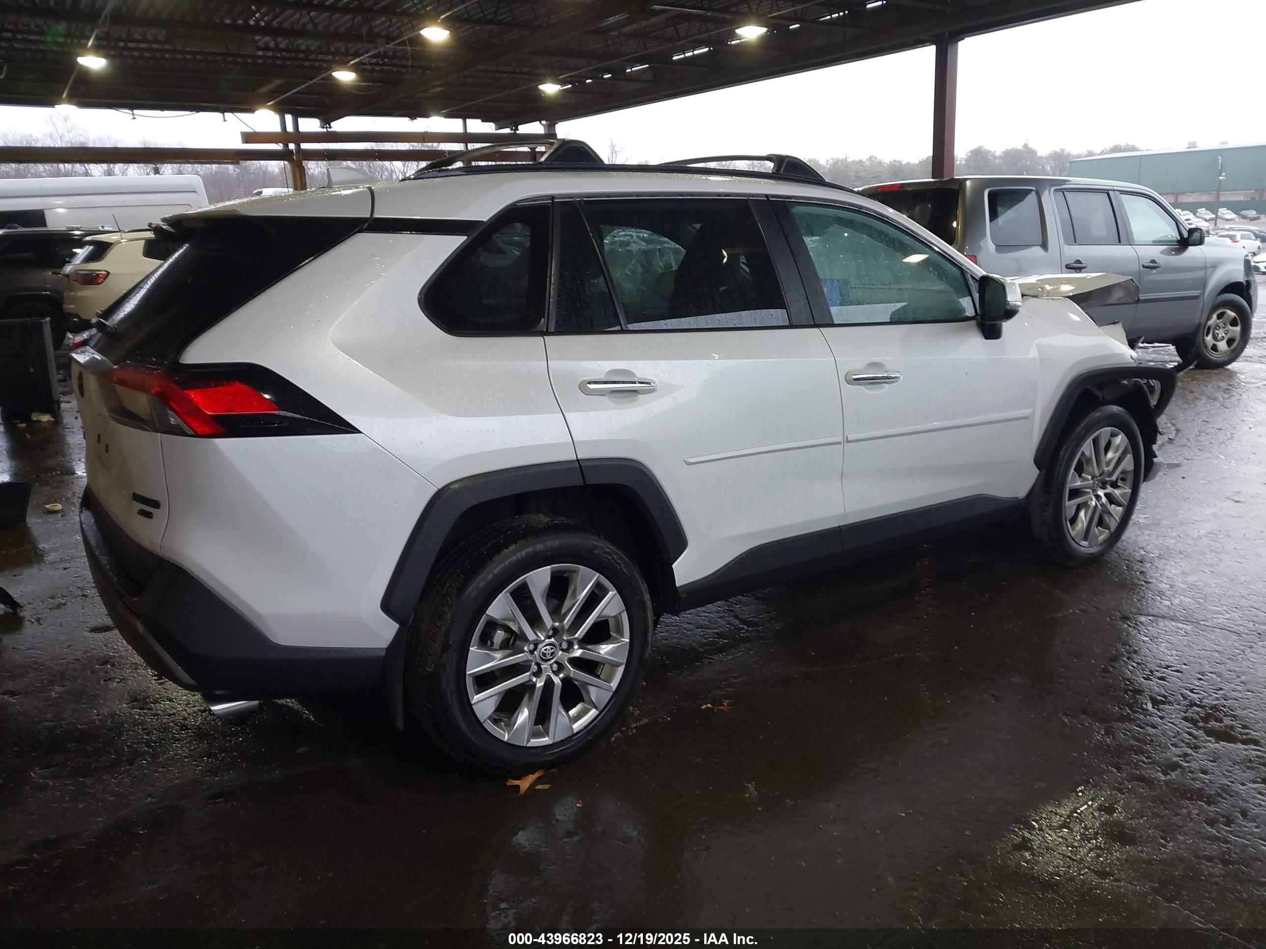 TOYOTA RAV4 image 4